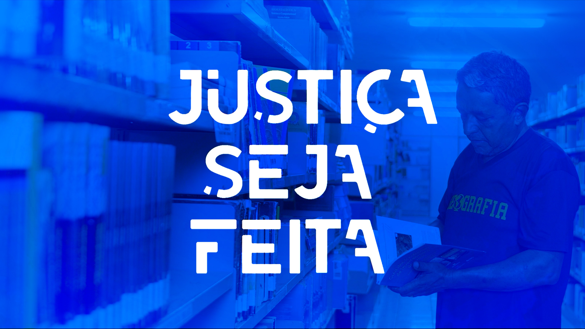 Imagem azul, ao fundo um senhor pega um livro em frente a uma estante. À frente a logomarca Justiça seja feita