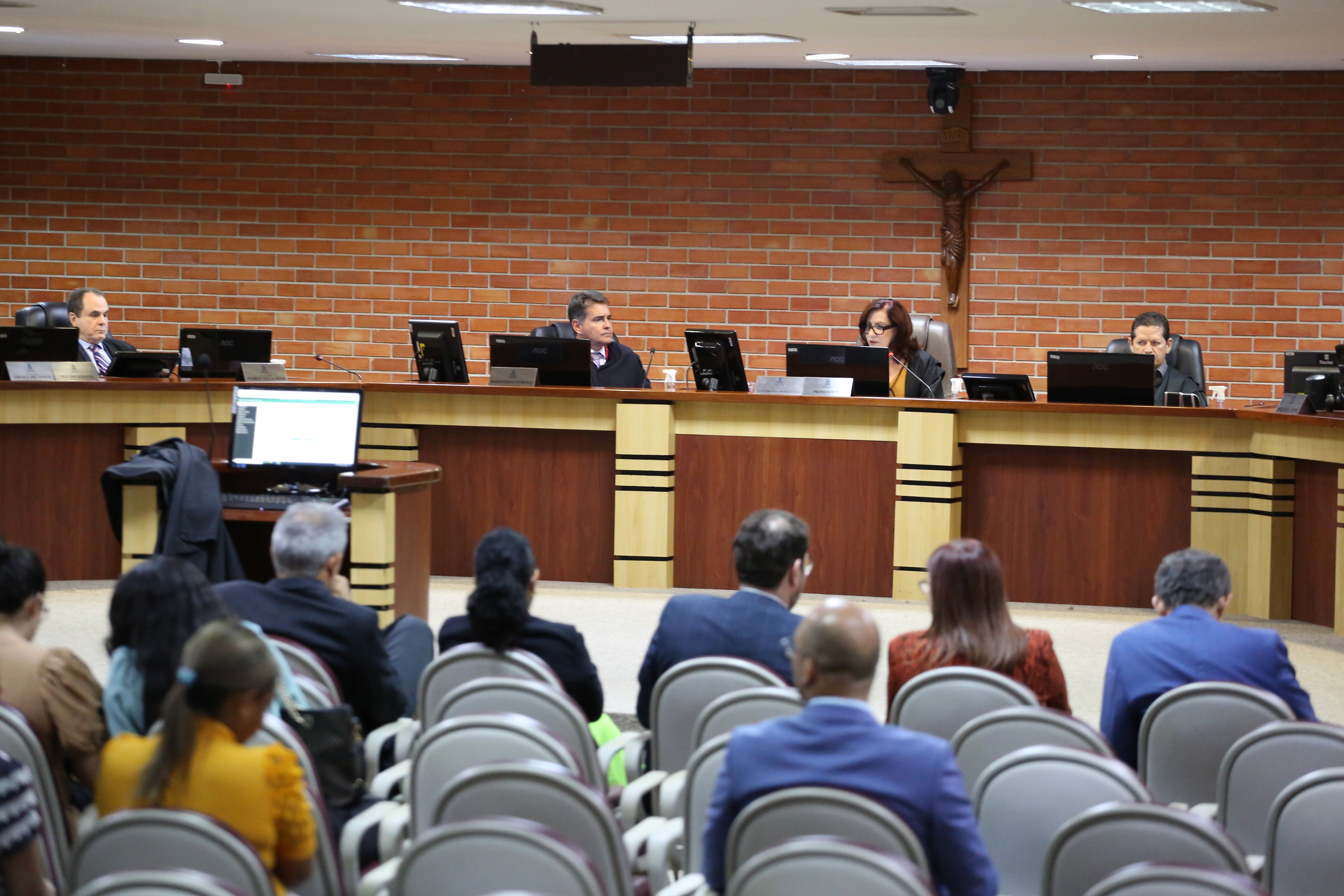 Fotografia colorida de uma audiência no auditório de audiências do Tribunal de Justiça do Tocantins 