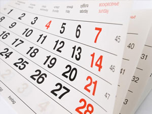 Imagem de um calendário branco com números em vermelho