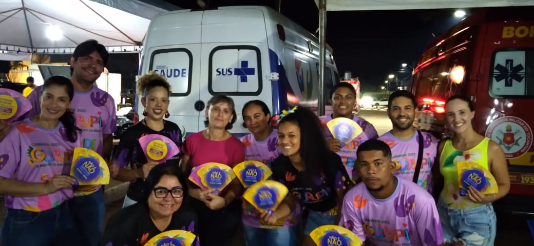 Imagem mostra pessoas com um leque colorido nas mãos sobre a campanha Assédio não é paquera