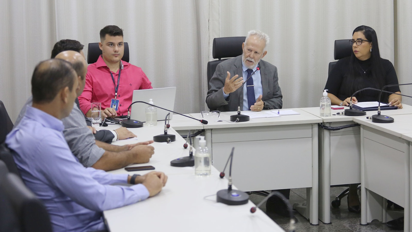 Desembargador João Rigo, de paletó e gravata cinzas durante reunião com as partes