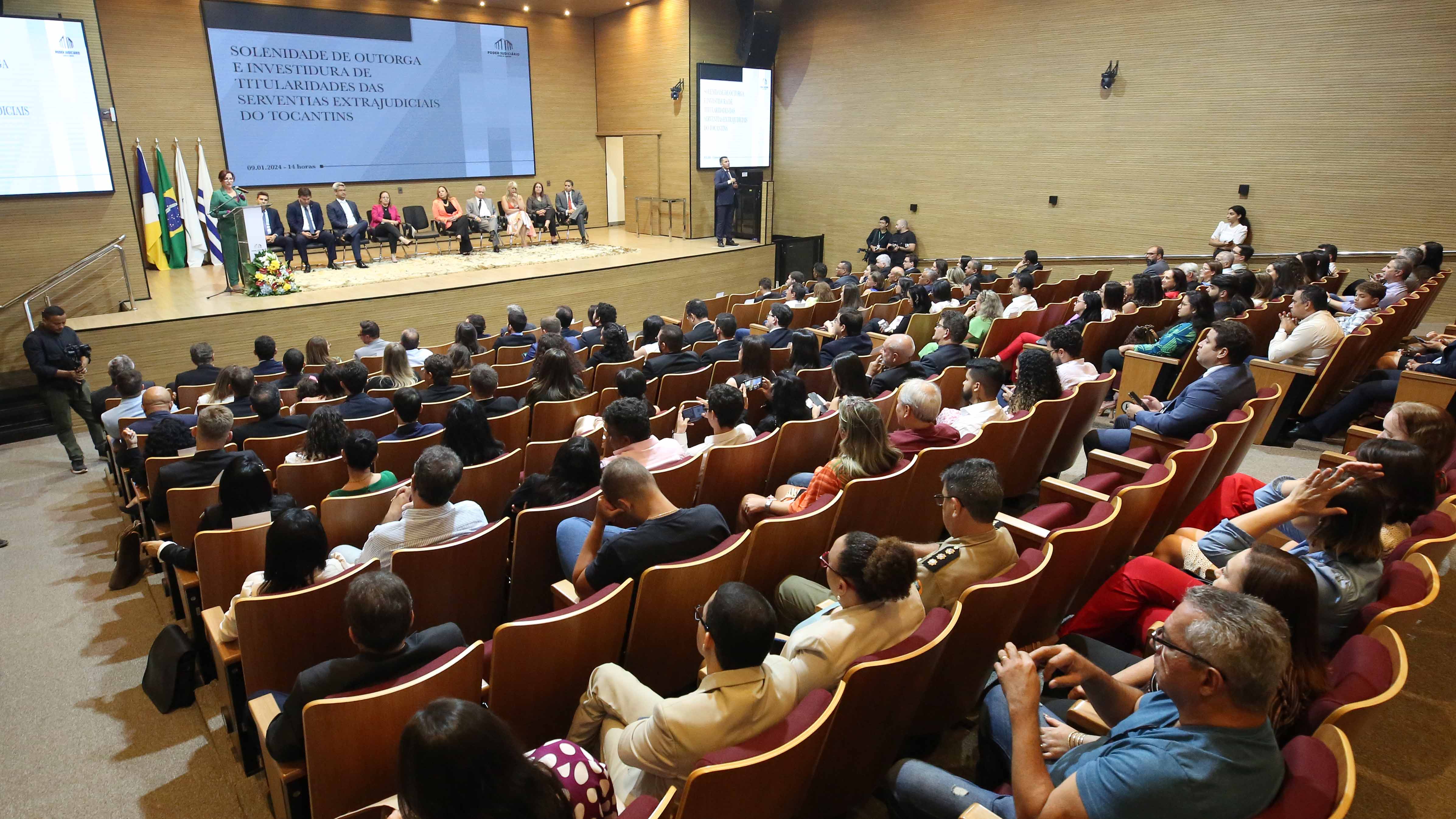 Desembargadora Etelvina (de blazer verde e uma flor rosa) fala para um auditório lotado presente do TJTO