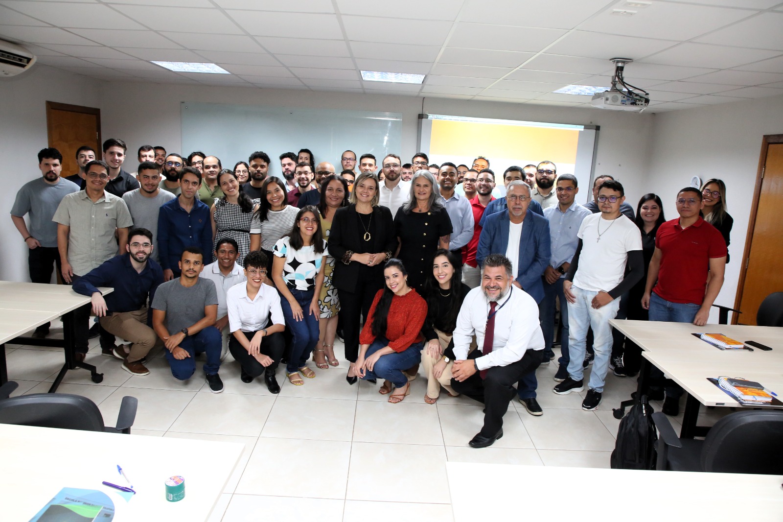 todos os novos servidores reunidos posando para foto