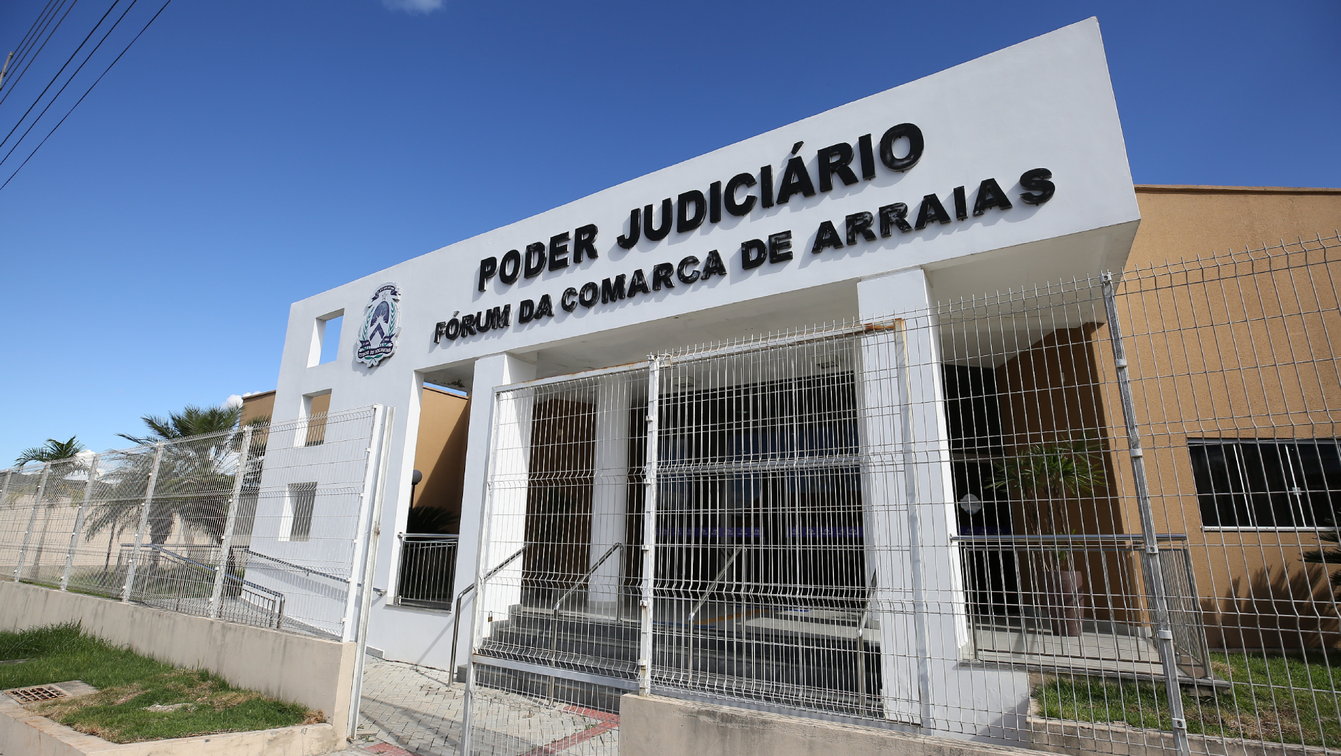 Fotografia colorida da fachada e da parte da frente da comarca de Arraias (branco e amarelo) 