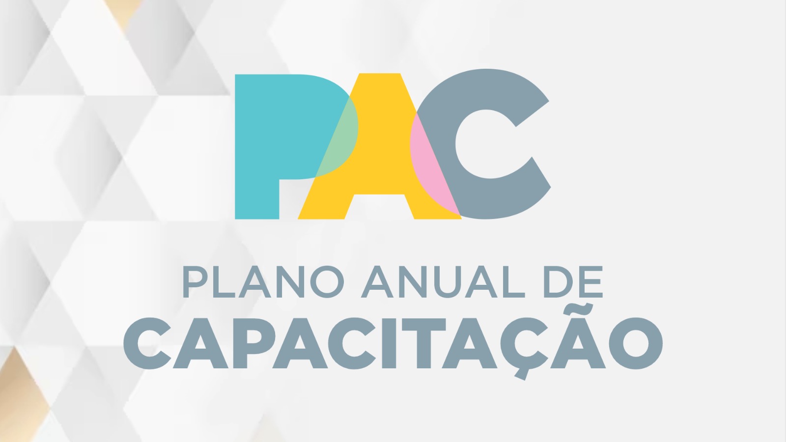 Imagem colorida (branco, azul, amarelo e cinza) Com os dizeres PAC (sendo a letra P azul, a letra A amarela e a letra C cinza) e na parte inferior escrito plano anual de capacitação
