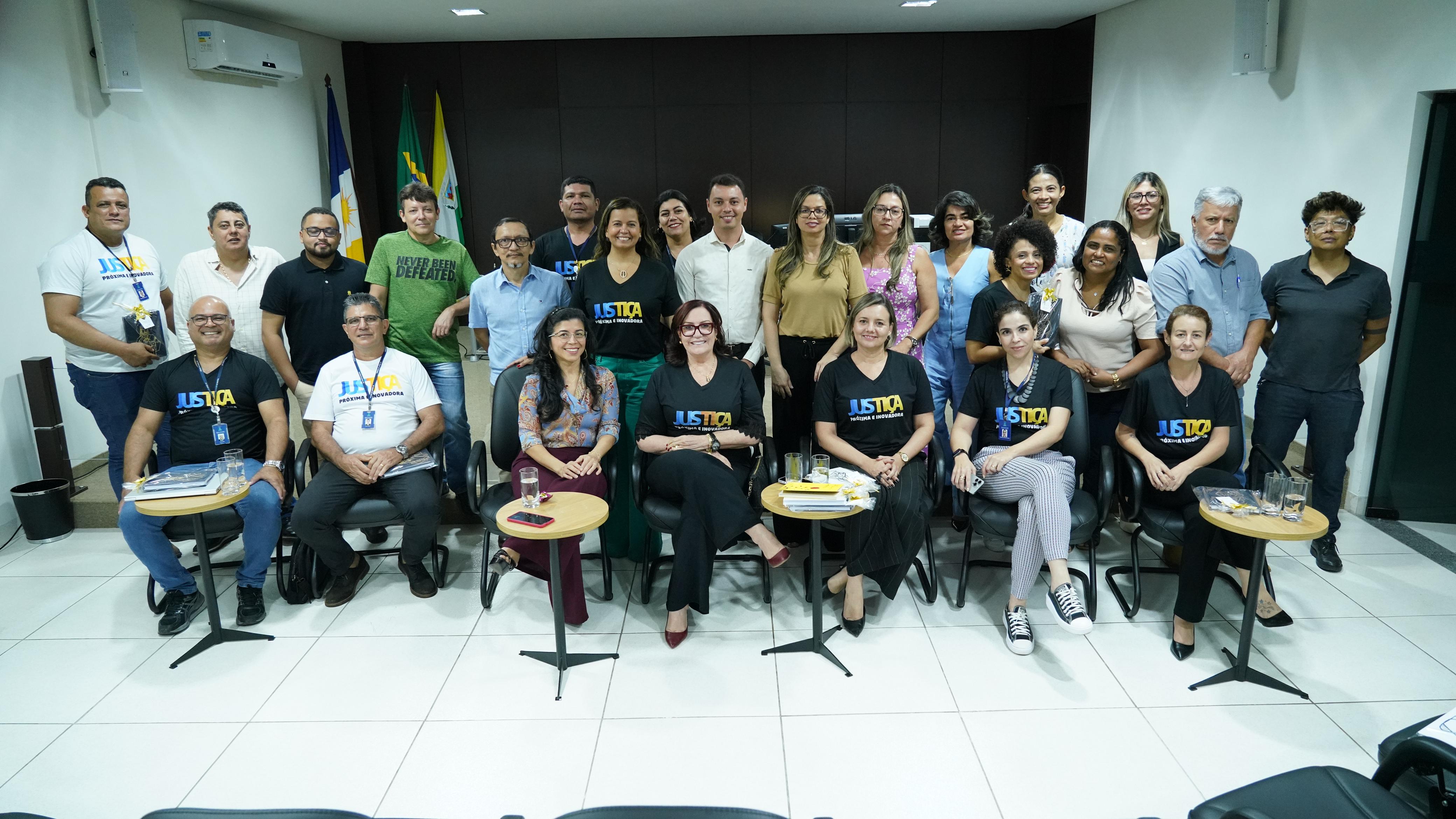 Presidente do TJTO, ao centro, posando para a foto com a equipe da comarca de Araguaçu e equipe do TJTO 