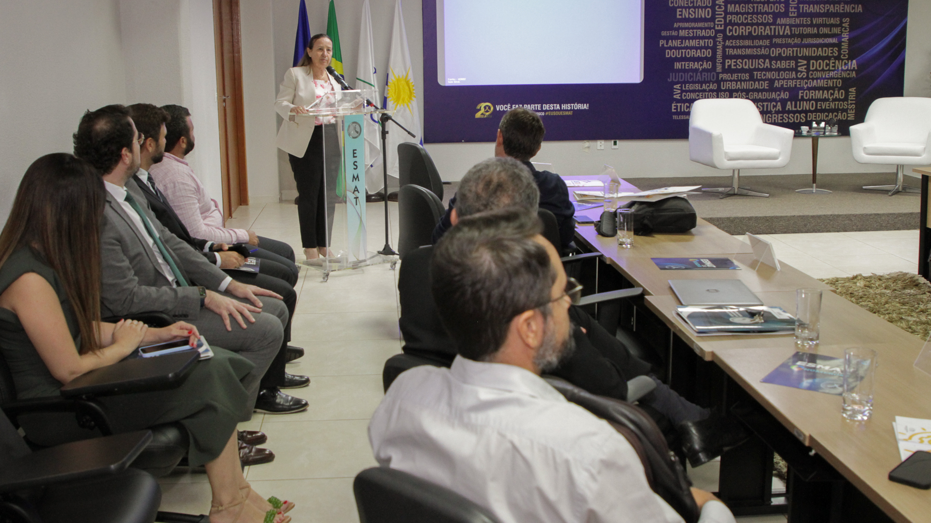 Fotografia colorida da desembargadora Maysa Vendramini Rosal falando para um público durante o Encoge