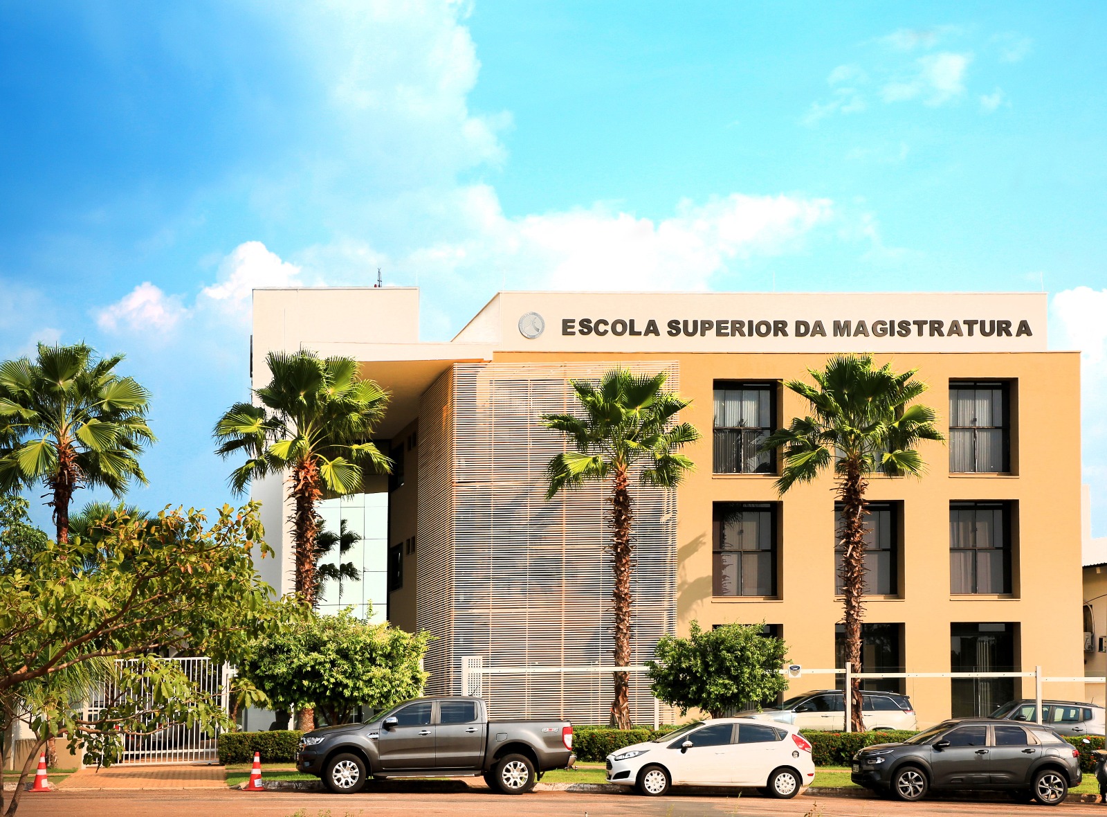 Fotografia colorida da fachada do prédio da escola superior de magistratura do Tocantins  