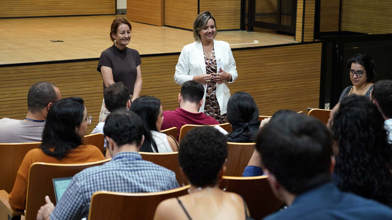 diretoras Ana Karina, de blazer branco e blusa estampada; e Márcia, de blusa marrom, fala com os servidores