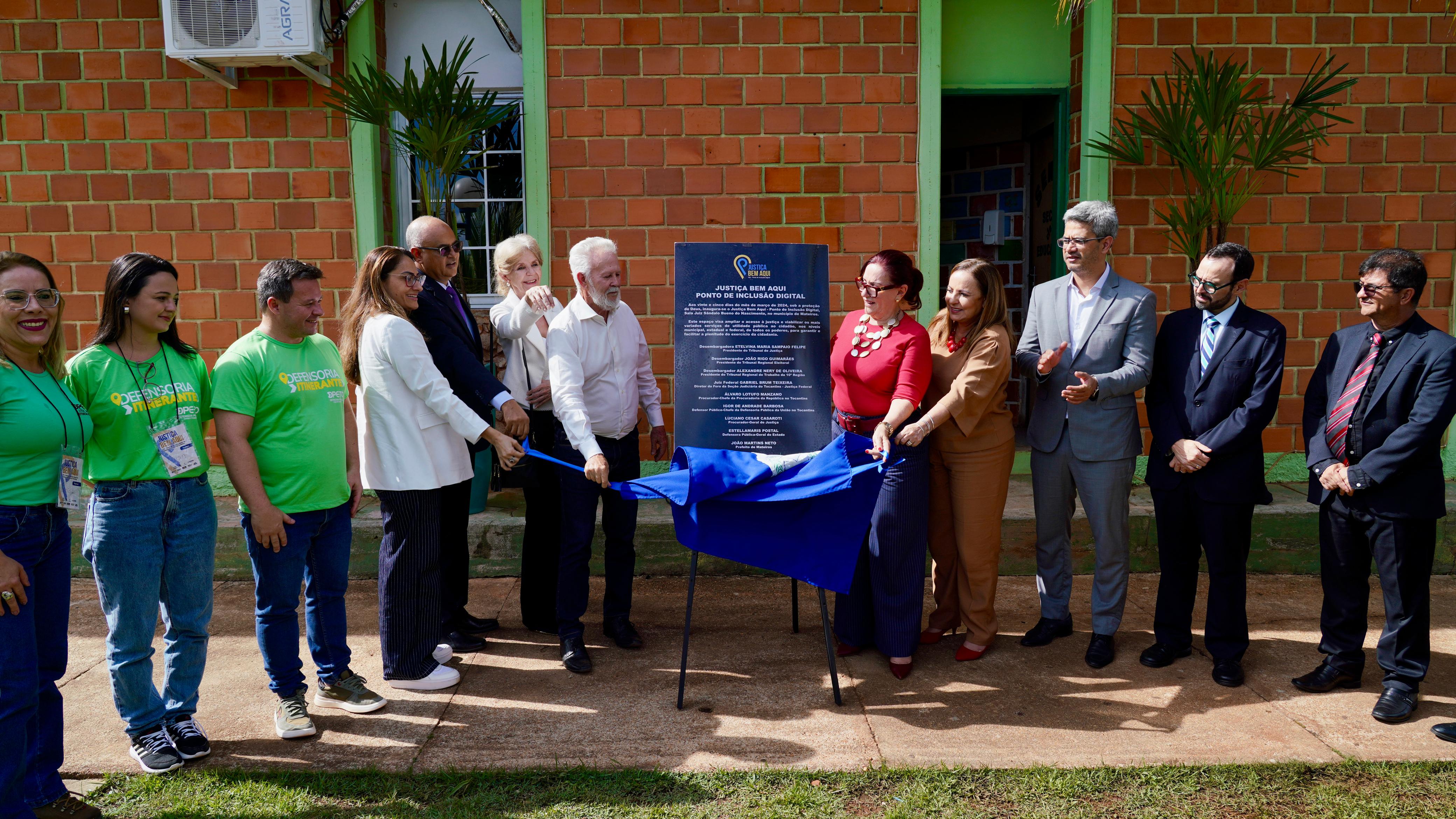 doze pessoas, entre servidores e autoridades, posam para foto no ato do descerramento da placa de inauguração do ponto de inclusão digital do município de mateiros