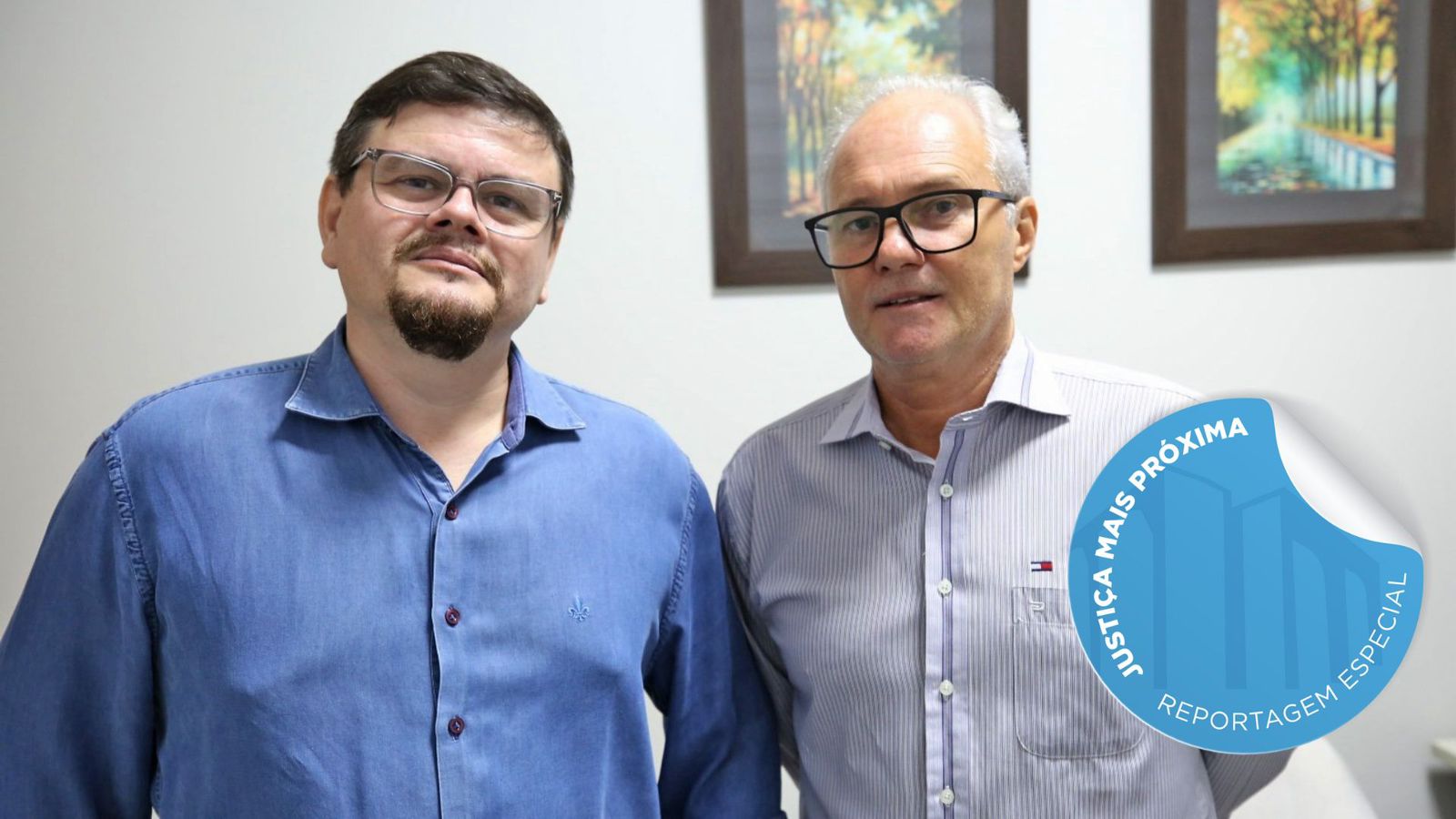 Fotografia colorida de dois homens brancos usando óculos