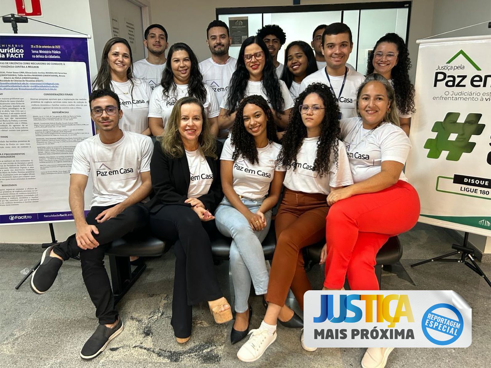 juíza Cirlene, de blazer preto e camiseta branca, sentada com a equipe de trabalho durante semana da Justiça pela Paz em Casa