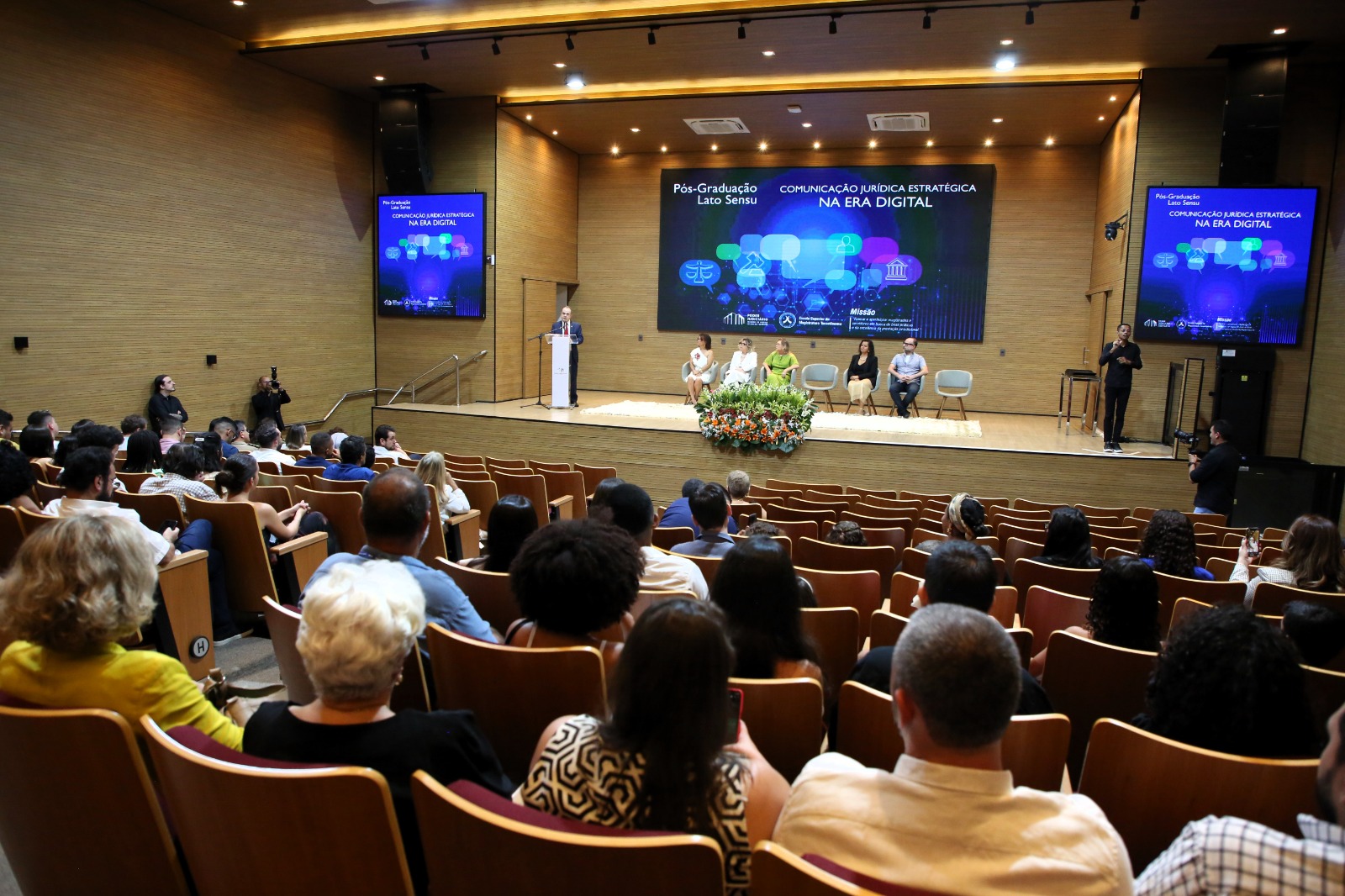 auditório do tjto, pessoas sentadas na plateia assistem ao discurso do desembargador marco villas boas