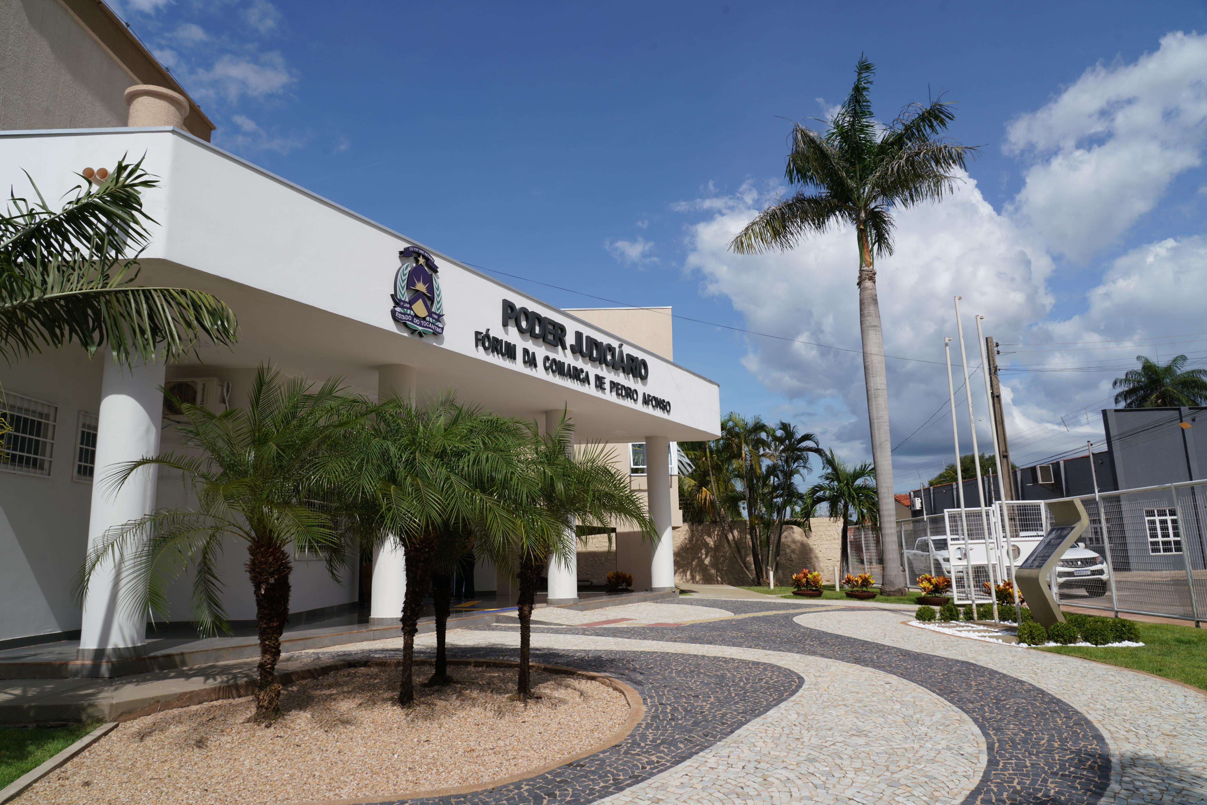 Fotografia colorida que mostra a fachada do prédio do Fórum de Pedro Afonso
