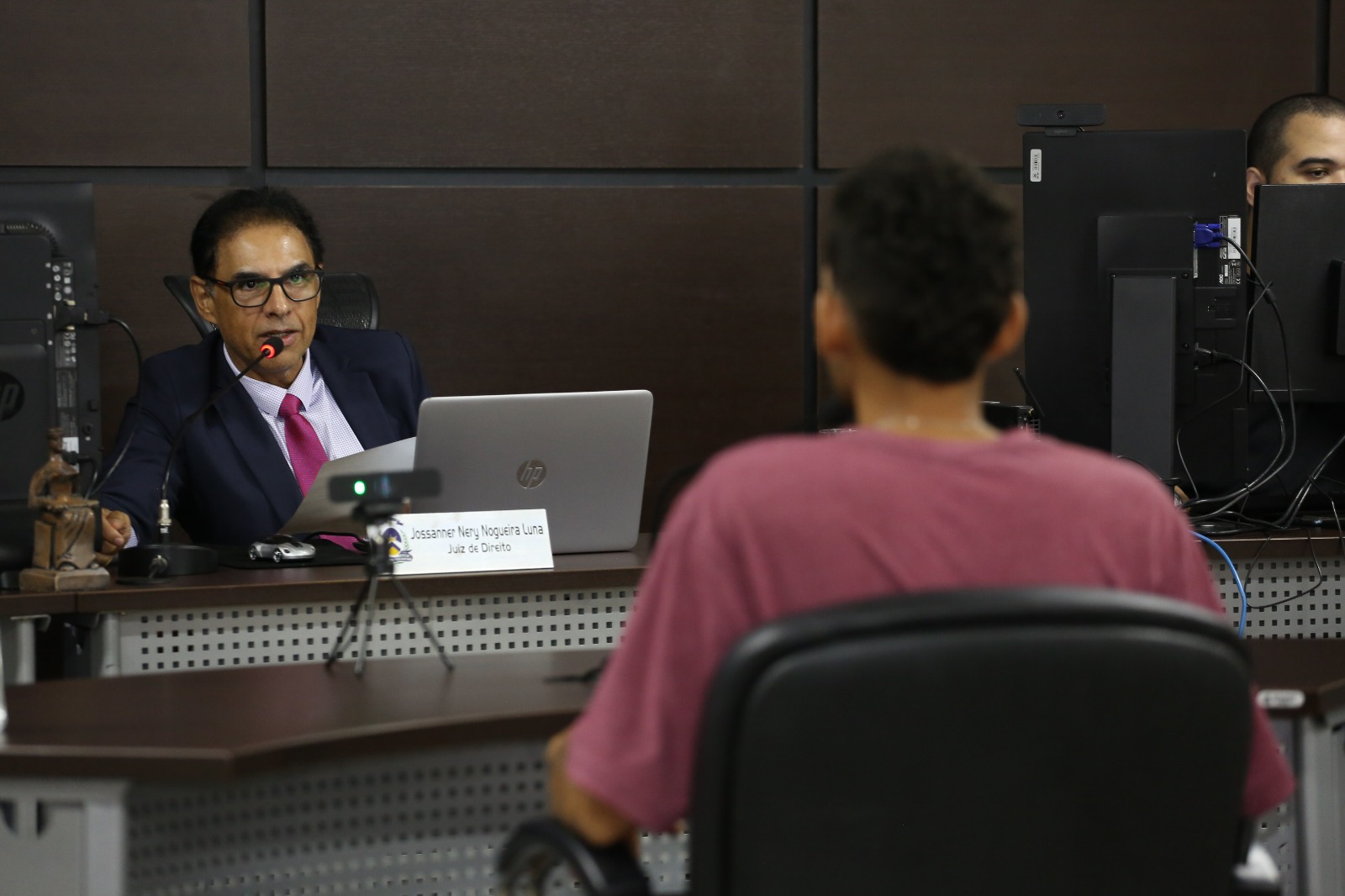 Fotografia colorida do juiz Jossaner Nery Nogueira Luna ouvindo uma testemunha do caso Danilo Cavalcante