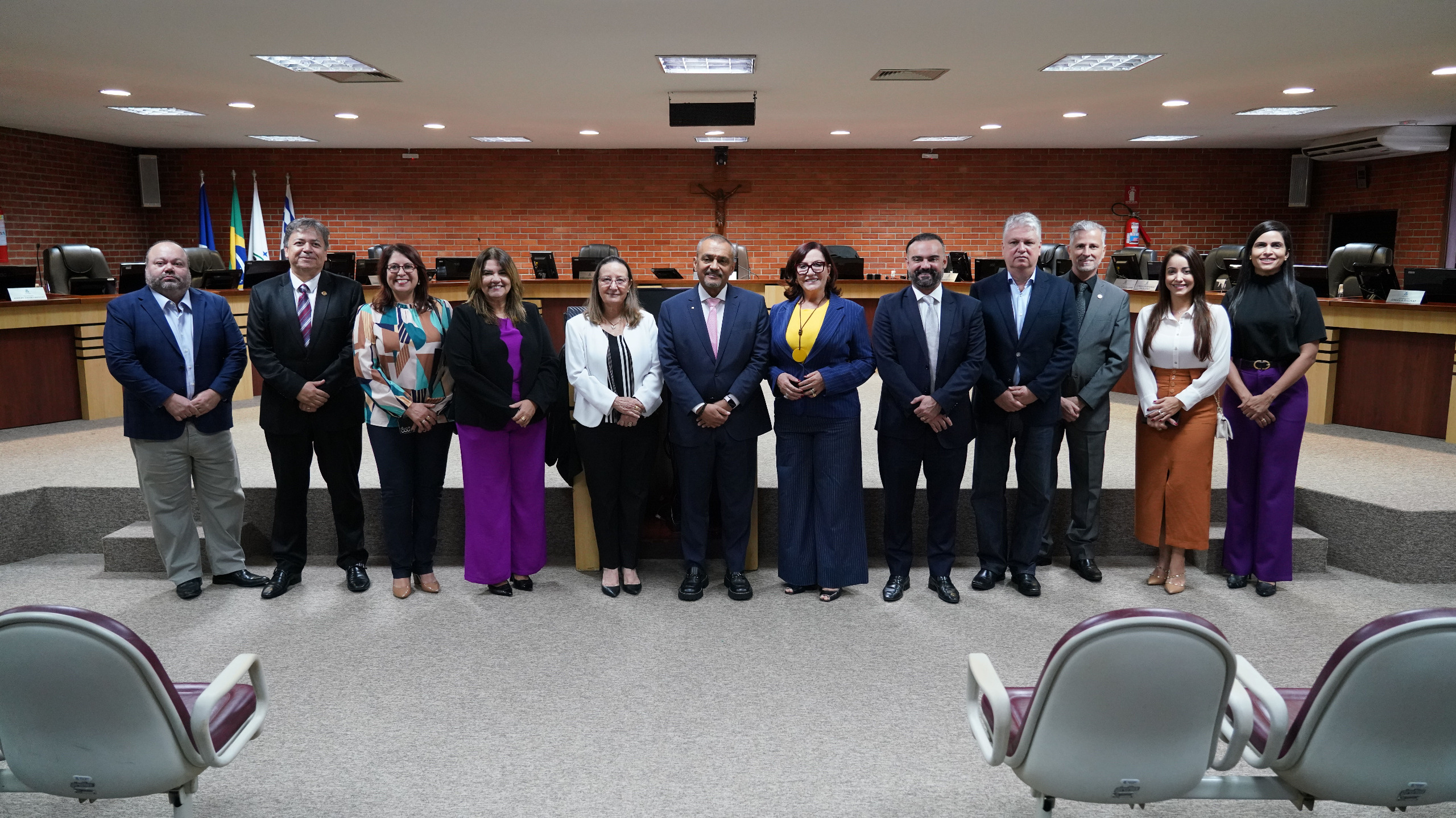Imagem mostra homens e mulheres em pé no Pleno do TJTO