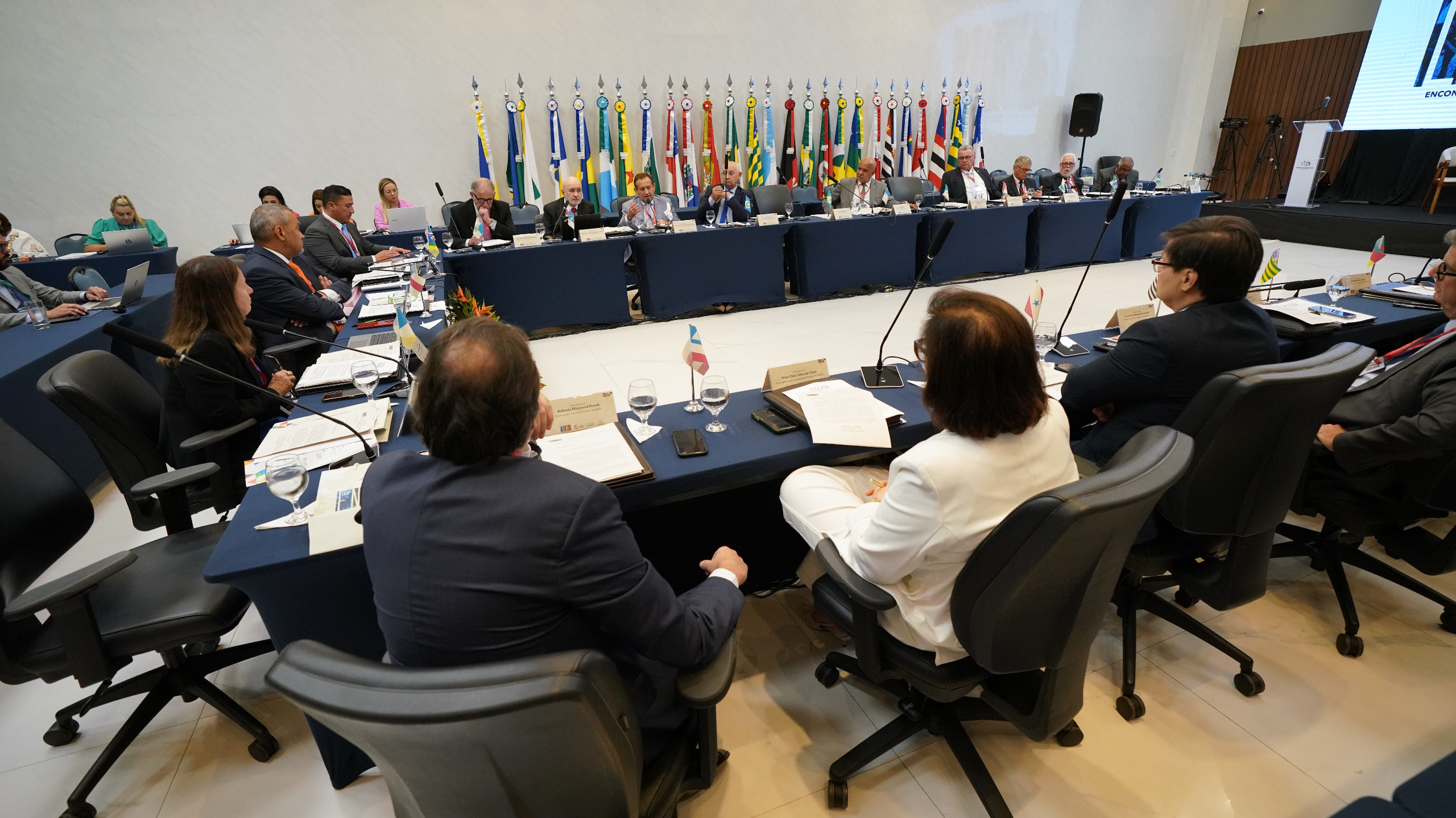 Imagem colorida que mostra uma reunião do Encoge