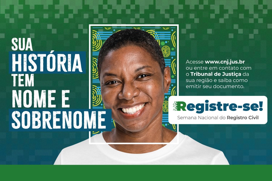 Imagem colorida (verde claro, verde escuro, branco e azul) o fundo é composto por vários quadradinhos verde claros e escuros, em baixo um tom azul toma aparece, no meio está uma mulher negra de cabelos curtos e sorrindo, numa moldura de bordas brancas e um padrão de traços verde e azul, o verde em formato de digitais e o azul em formato de linhas, e dos lados os dizeres "Sua história tem nome e sobrenome, Registre-se! Semana Nacional do Registro Civil"