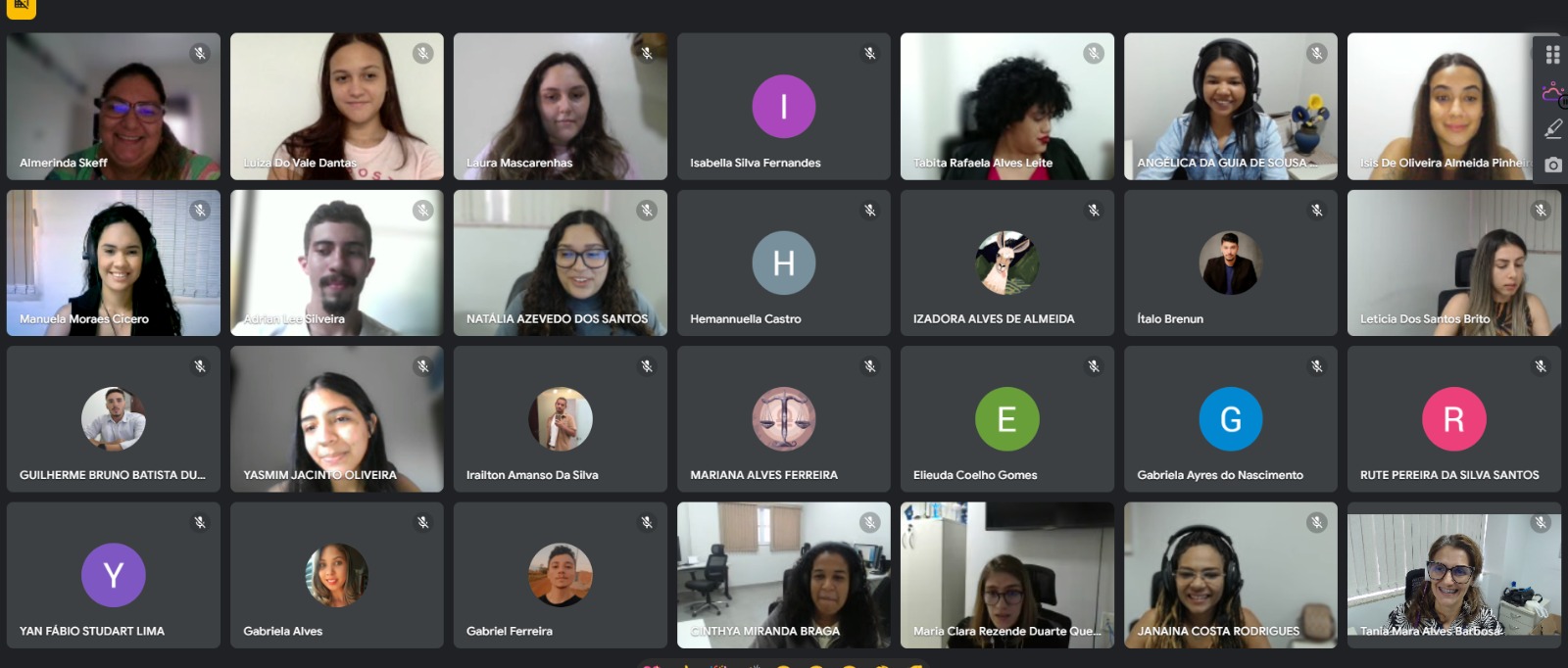Fotografia colorida onde trinta e seis estagiários estão em uma transmissão no meet