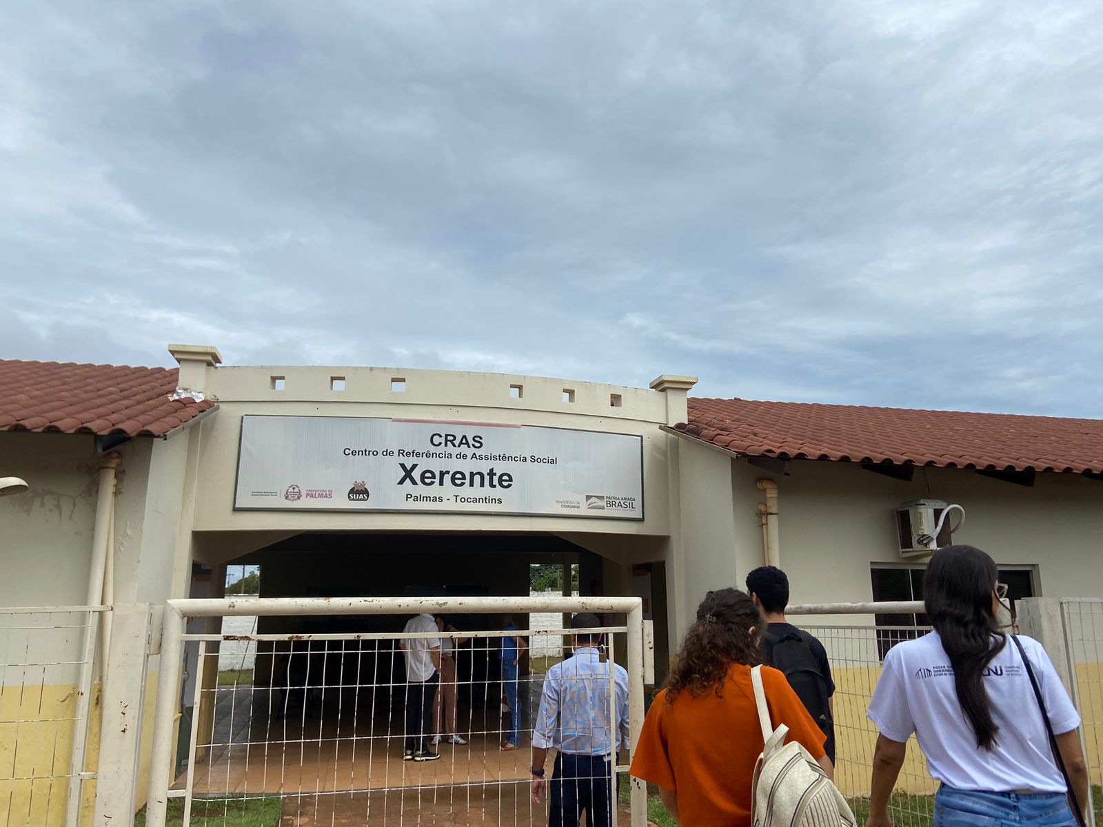 Fotografia colorida da fachada e entrada do CRAS Xerente, em Palmas Tocantins 