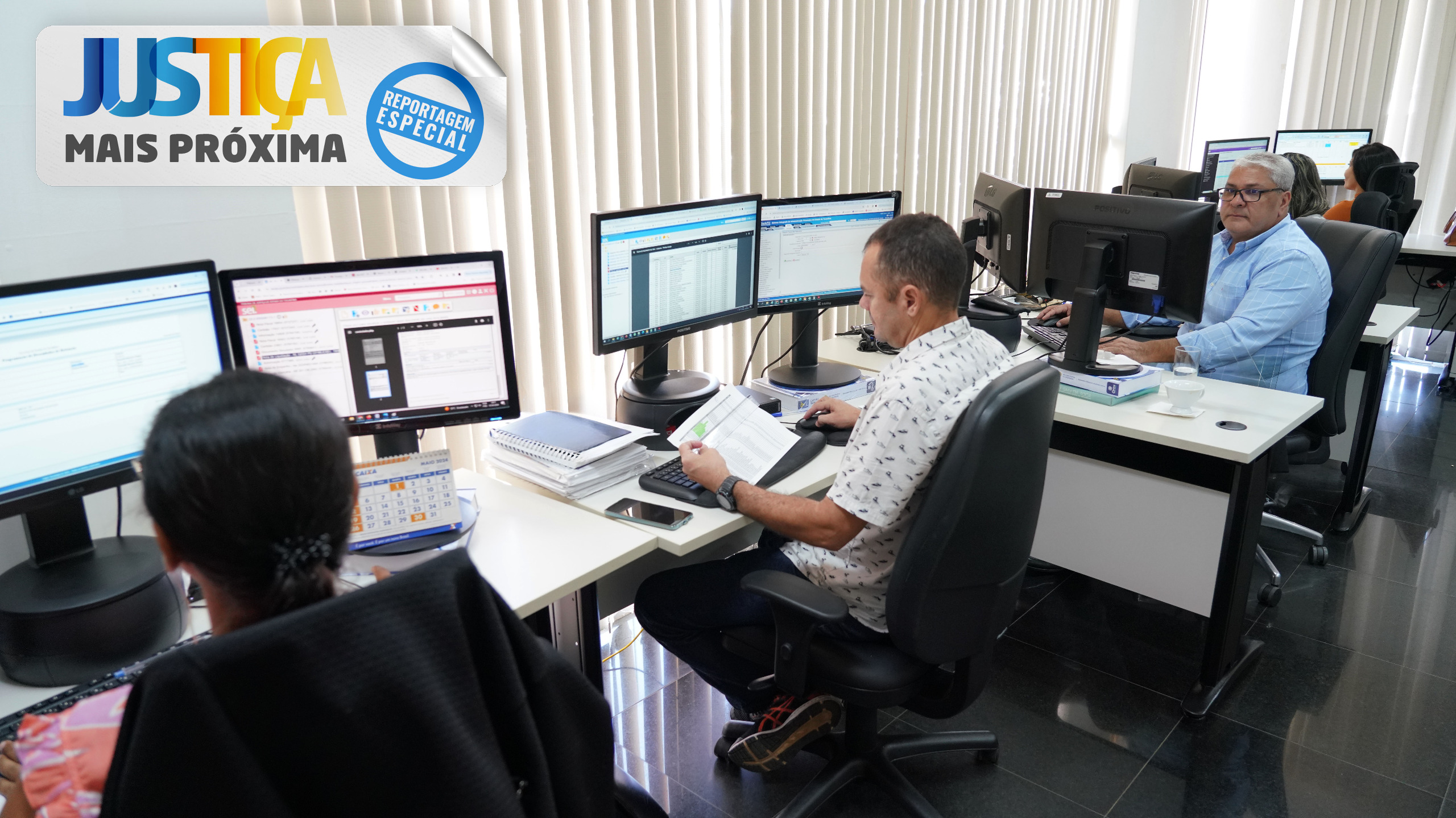cinco servidores, quatro mulheres e dois homens, em suas mesas, trabalhando em computadores, na Diretoria Financeira do Tribunal de Justiça do Tocantins