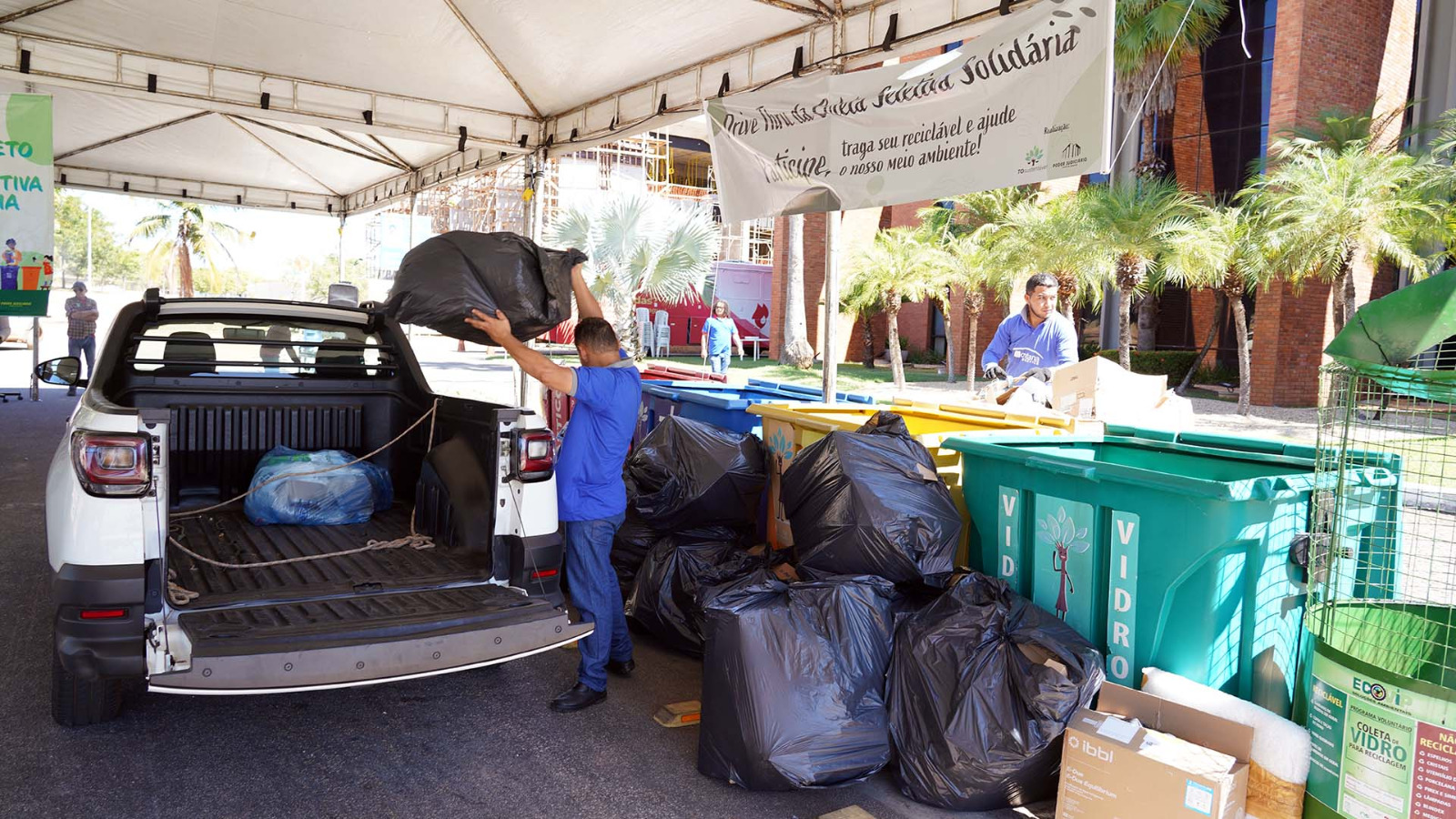 Drive-thru coleta material reciclável e resíduos eletroeletrônicos no estacionamento do TJTO