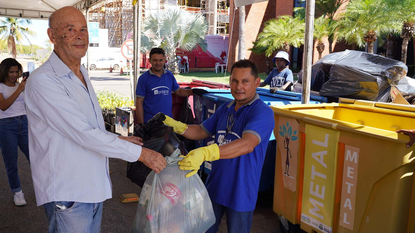 Fotógrafo Francisco Joaquim de Lima Filho, que descartou monitores de computador e garrafas plásticas