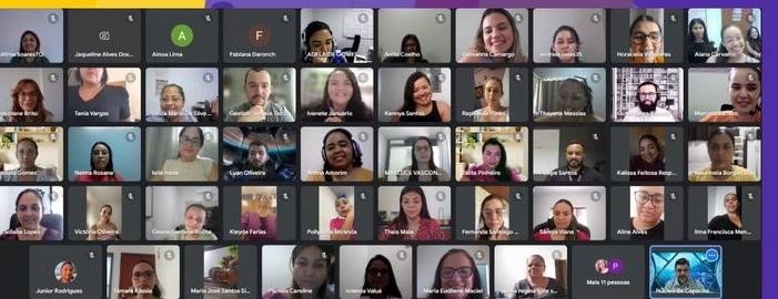 Imagem mostra uma tela de computador com várias pessoas participando de uma aula virtual
