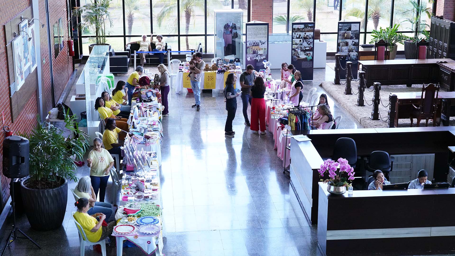 Imagem de cima do hall do Tribunal de Justiça, onde estão expostos materiais de artesanato