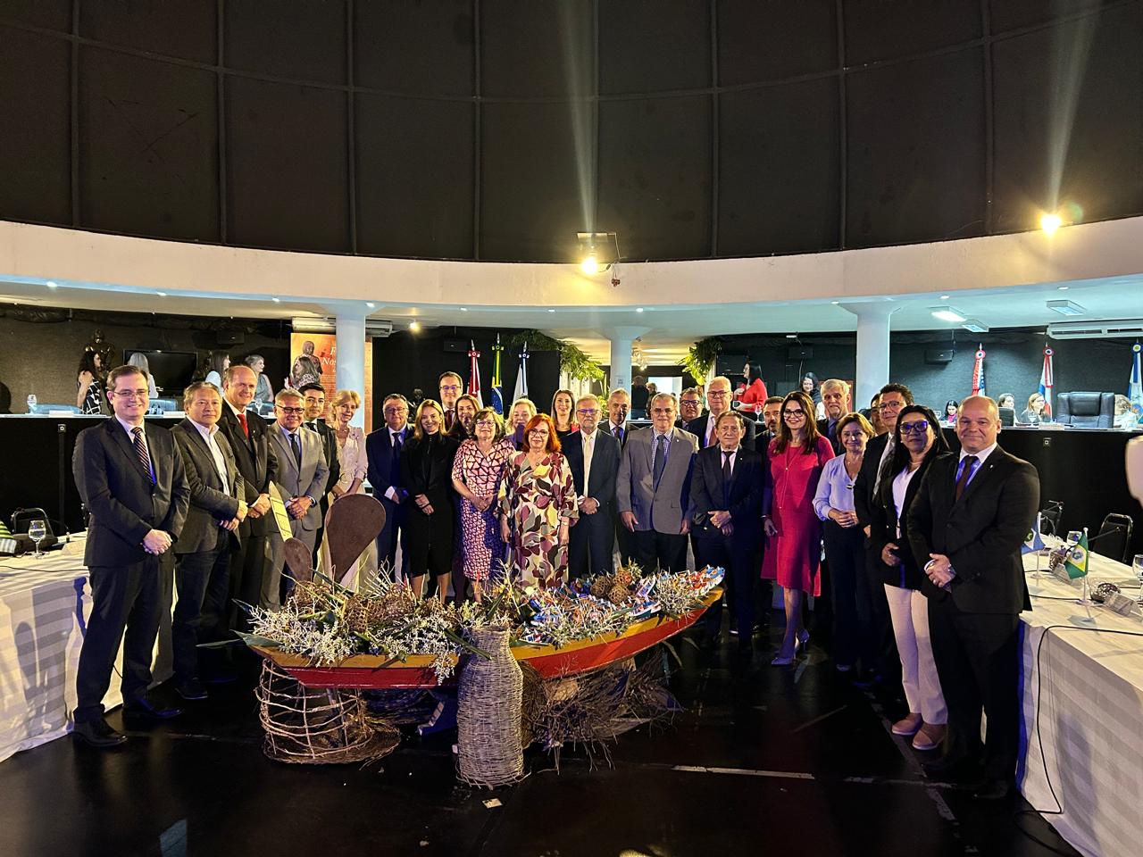 Imagem mostra várias pessoas em pé pousando para foto