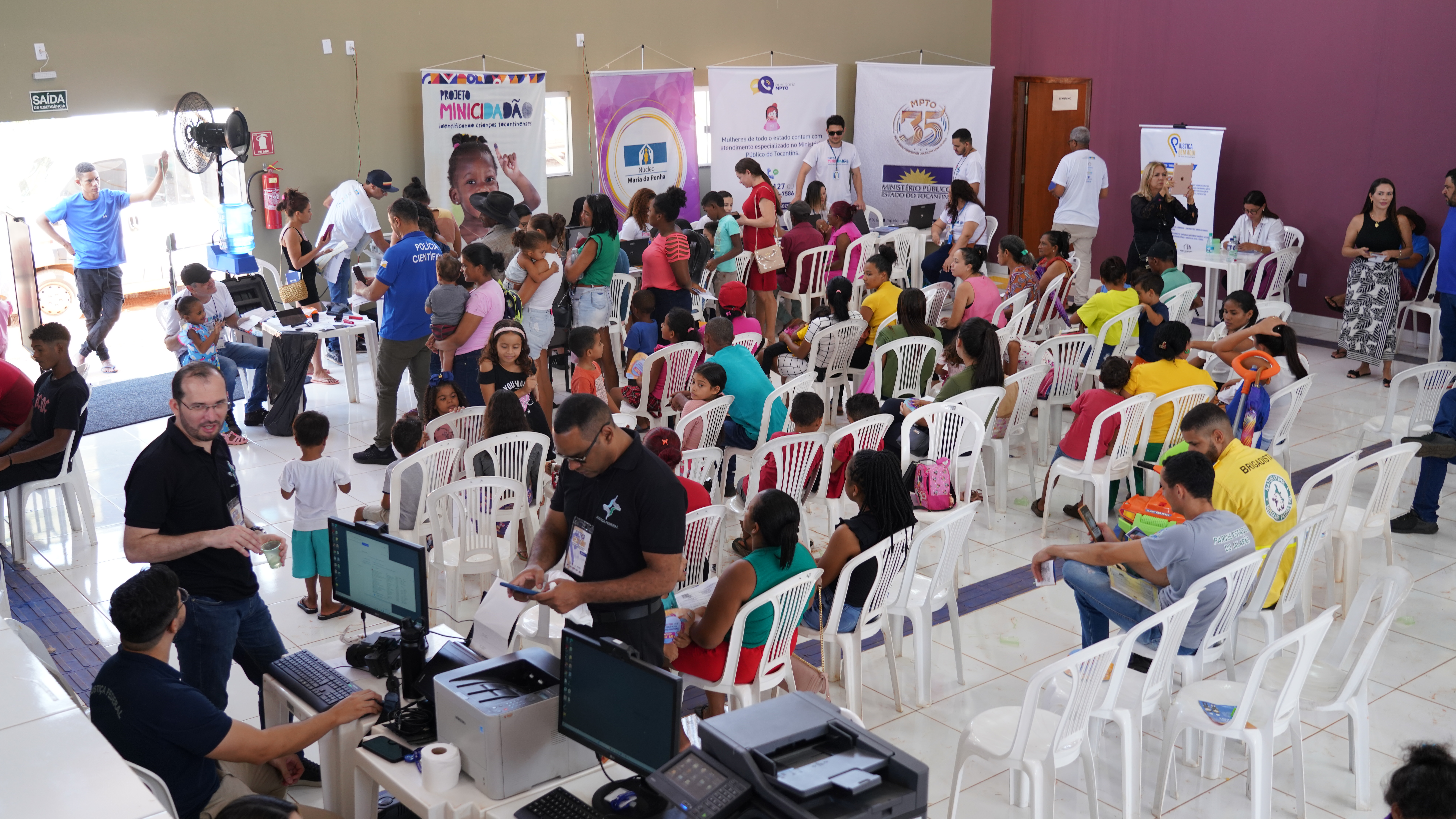 Homens e mulheres aguardando serviços ofertados por órgãos do Sistema de Justiça 