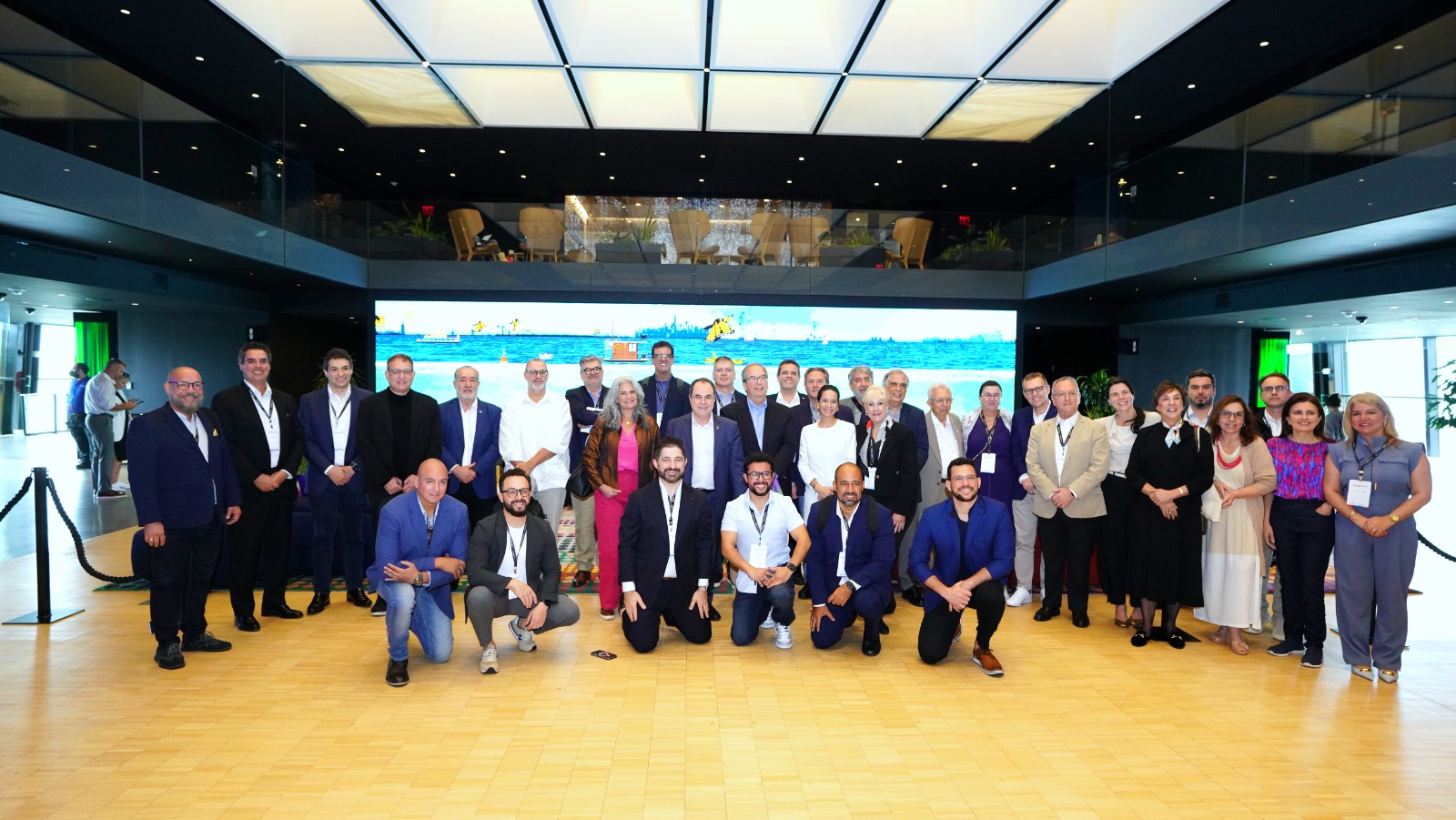 Várias pessoas em pé posando para foto