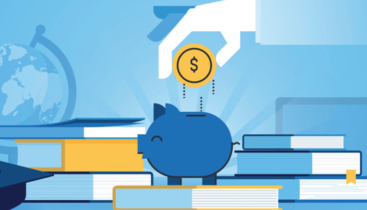 Imagem colorida que mostra uma mão colocando uma moeda em um porquinho azul