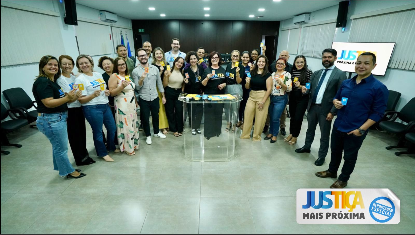 Várias pessoas em pé mostram cartas do jogo de linguagem simples