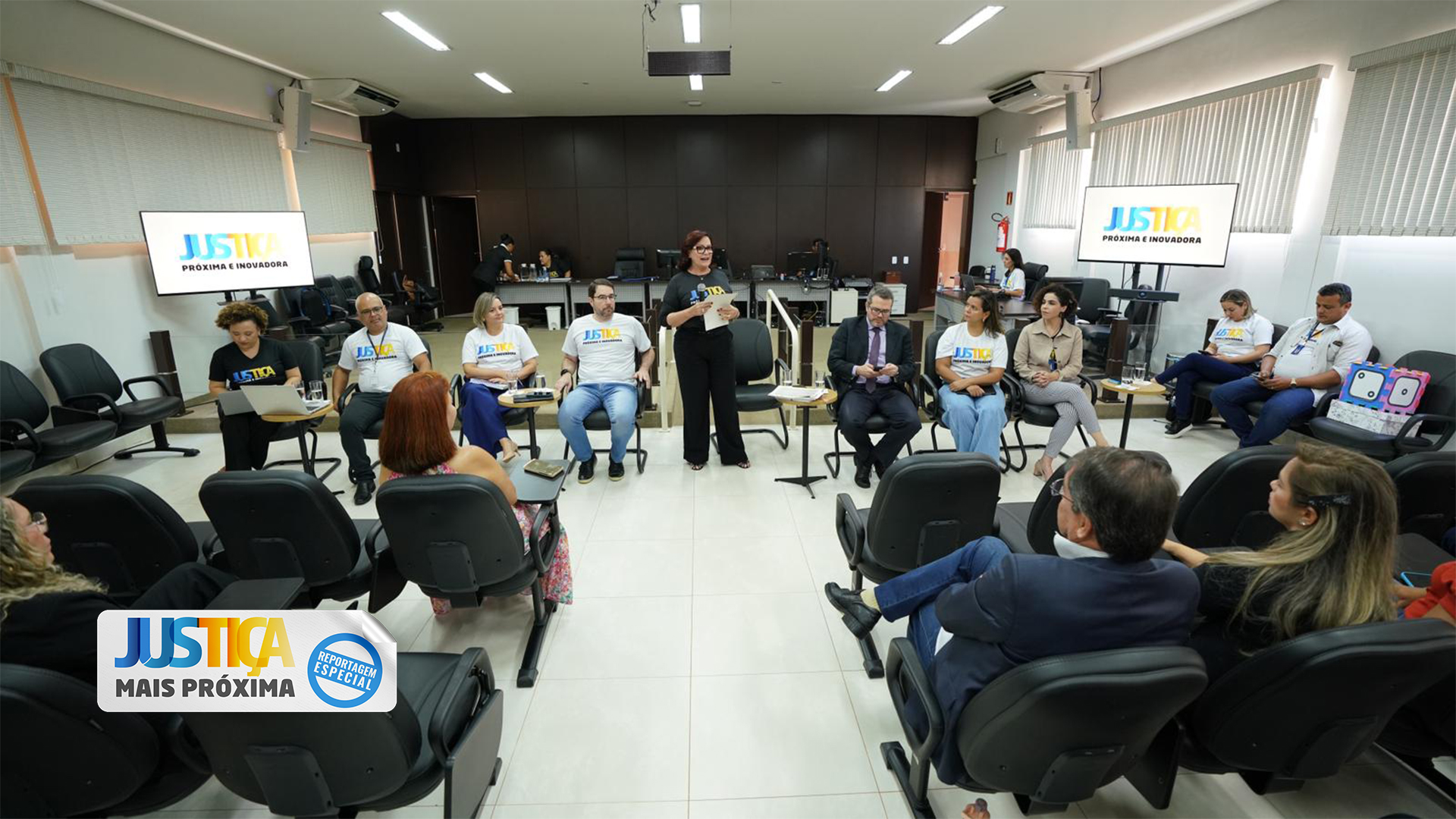 Fotografia colorida que a presidente do TJTO fala para uma plateia atenta em Colinas