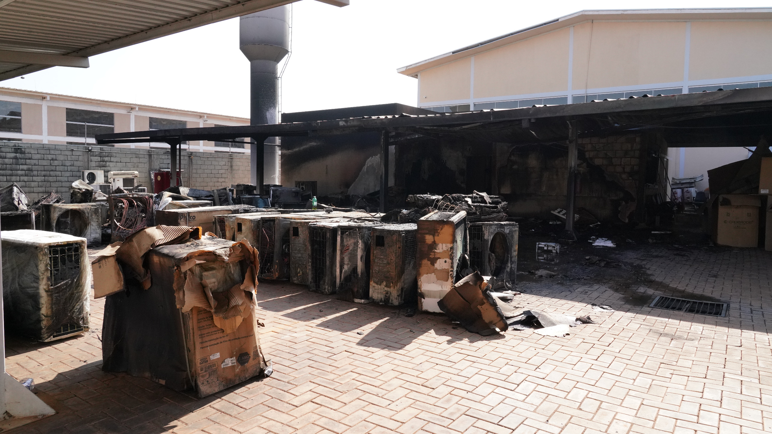 Imagem mostra vários ares condicionados no chão após serem queimados pelo fogo