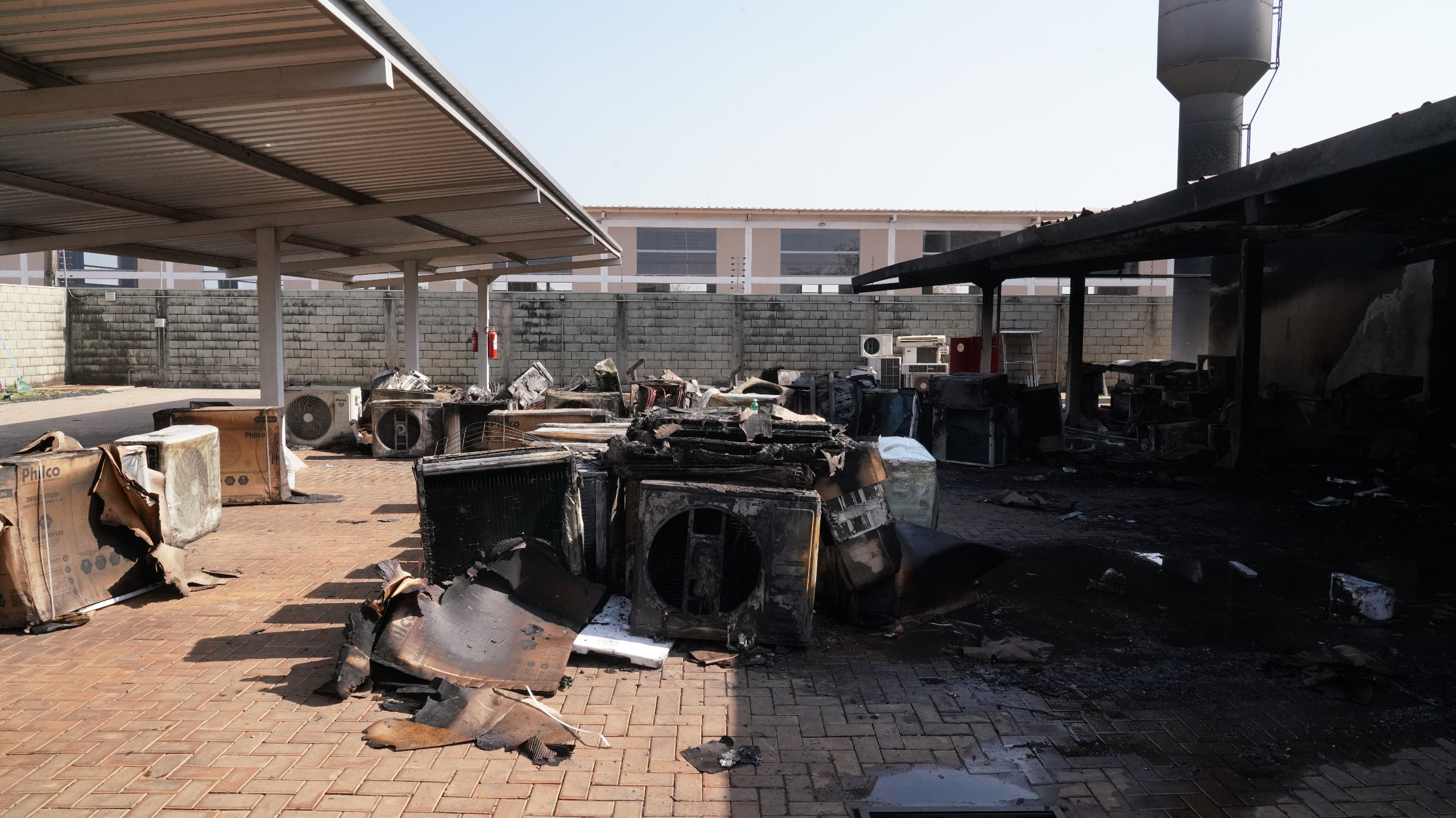 Imagem mostra vários ares condicionados no chão após serem queimados pelo fogo