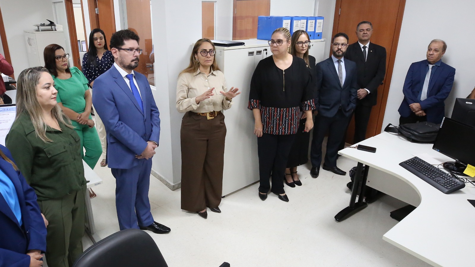 Juíza auxiliar da Presidência do TJTO, Rosa Maria Gazire Rossi ao lado da diretora do Foro, juíza Flávia Bovo, demais magistrados e servidores 