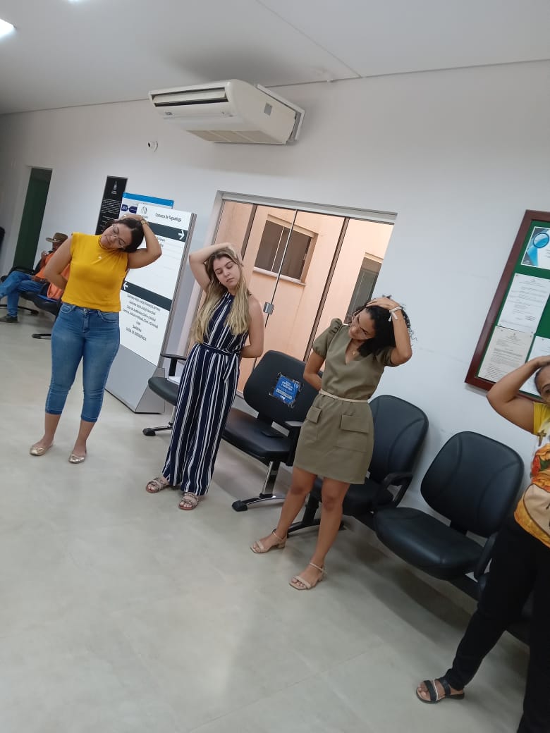 Imagem colorida de mulheres fazendo um exercício de alongamento no pescoço