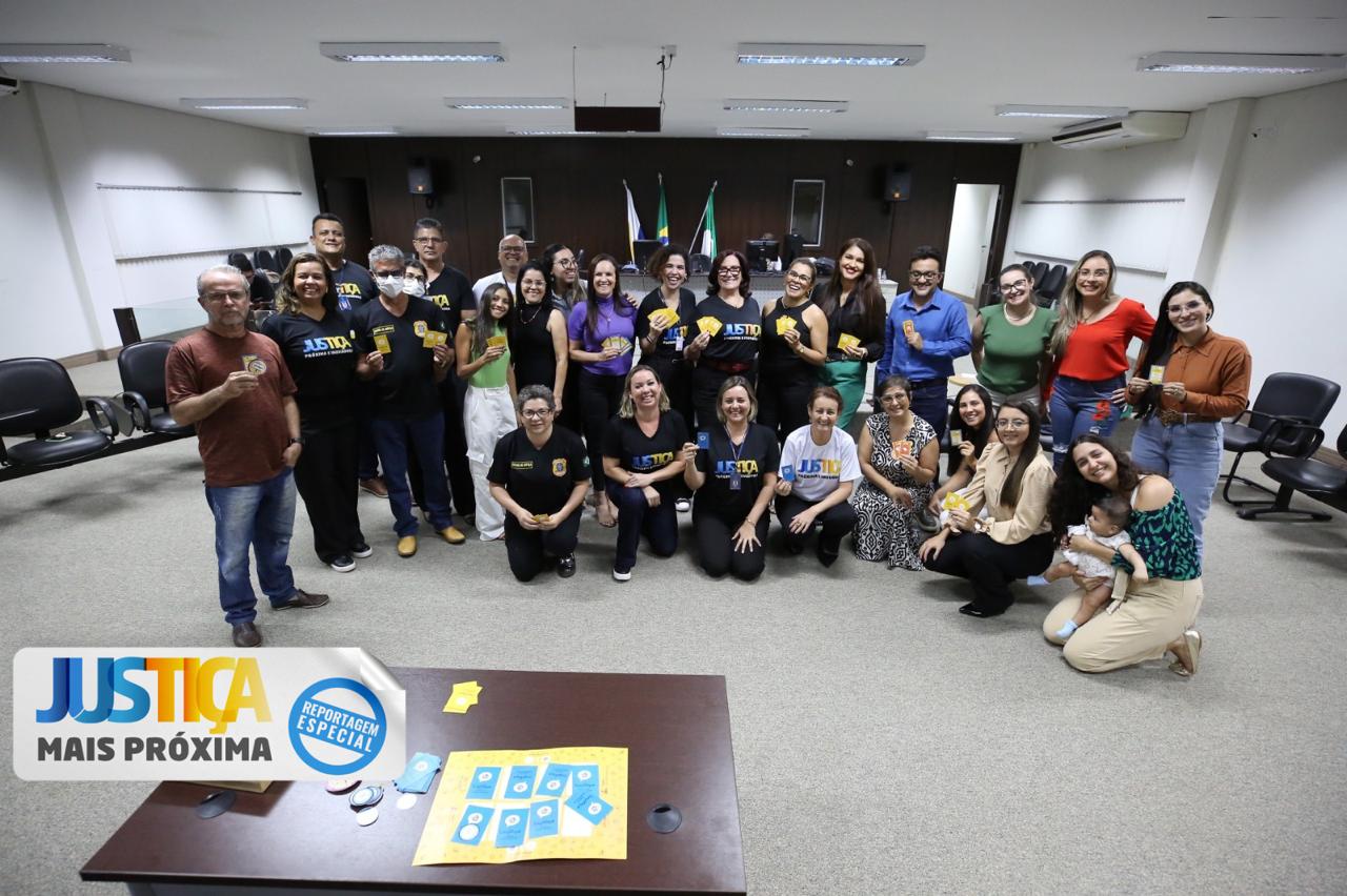 Foto colorida horizontal revela servidores da comarca de guaraí junto a presidente e diretores do tjto
