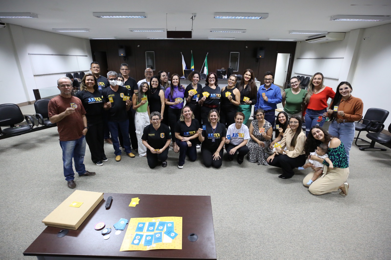 Foto colorida horizontal revela servidores da comarca de guaraí junto a presidente e diretores do tjto