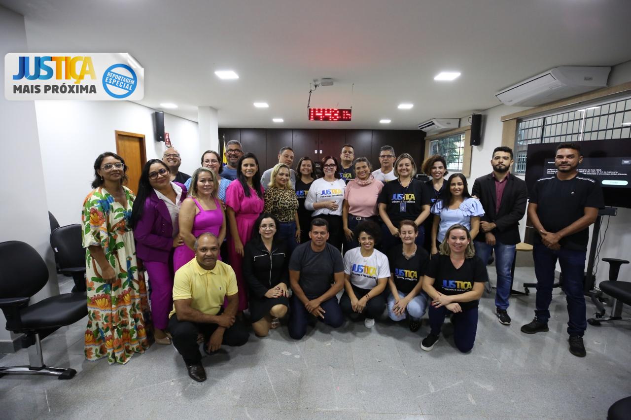 foto colorida horizontal mostra servidores e servidoras junto com diretores e diretoras do tjto e a presidente desembargadora etelvina maria sampaio felipe no salão do juri do forum de pedro afonso