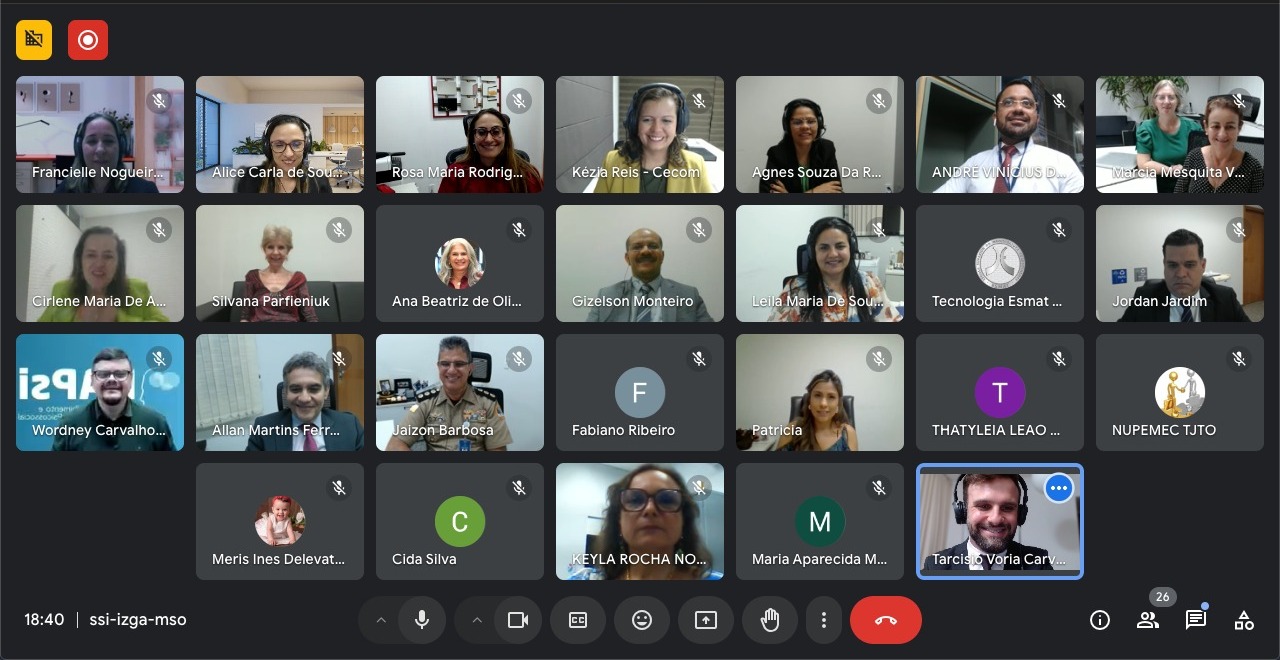Print de uma tela de computados em que aparece várias pessoas olhando 
