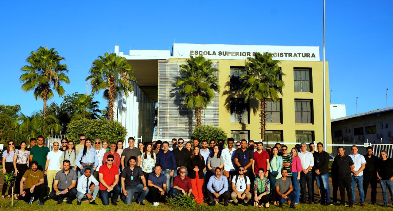 Equipe da Diretoria de Tecnologia da Informação do TJTO pusando para a foto em frente ao prédio da Escola Superior da Magistratura Tocantinense