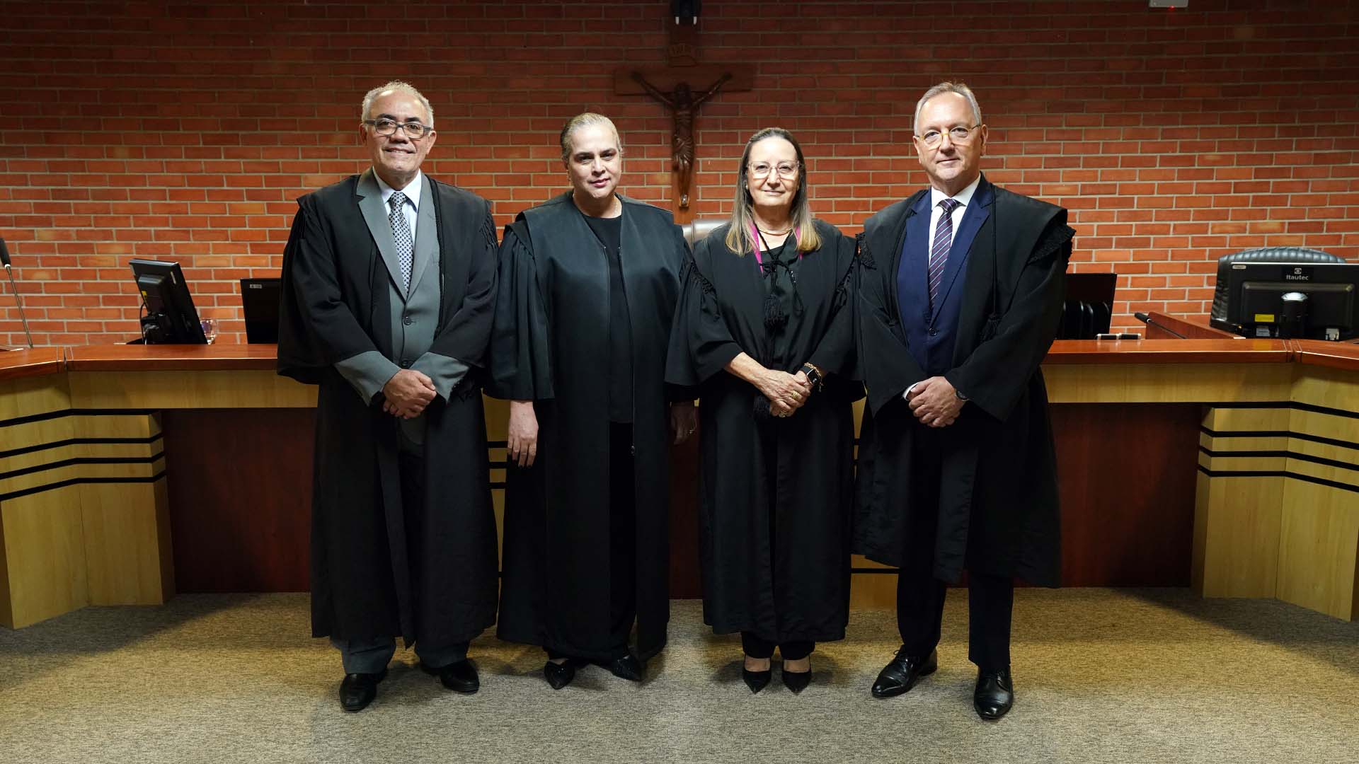 Quadro desembargadores eleitos para a mesa diretora do TJTo, biênio 2025/2027; os quatro, duas mulhes ao centro e os dois homens nas pontas, estão em pé de frente e usam toga escura