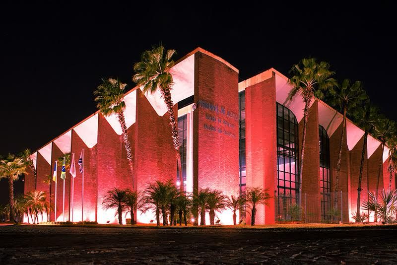 Fachada do prédio do Tribunal de Justiça iluminado de rosa em alusão ao Outubro Rosa