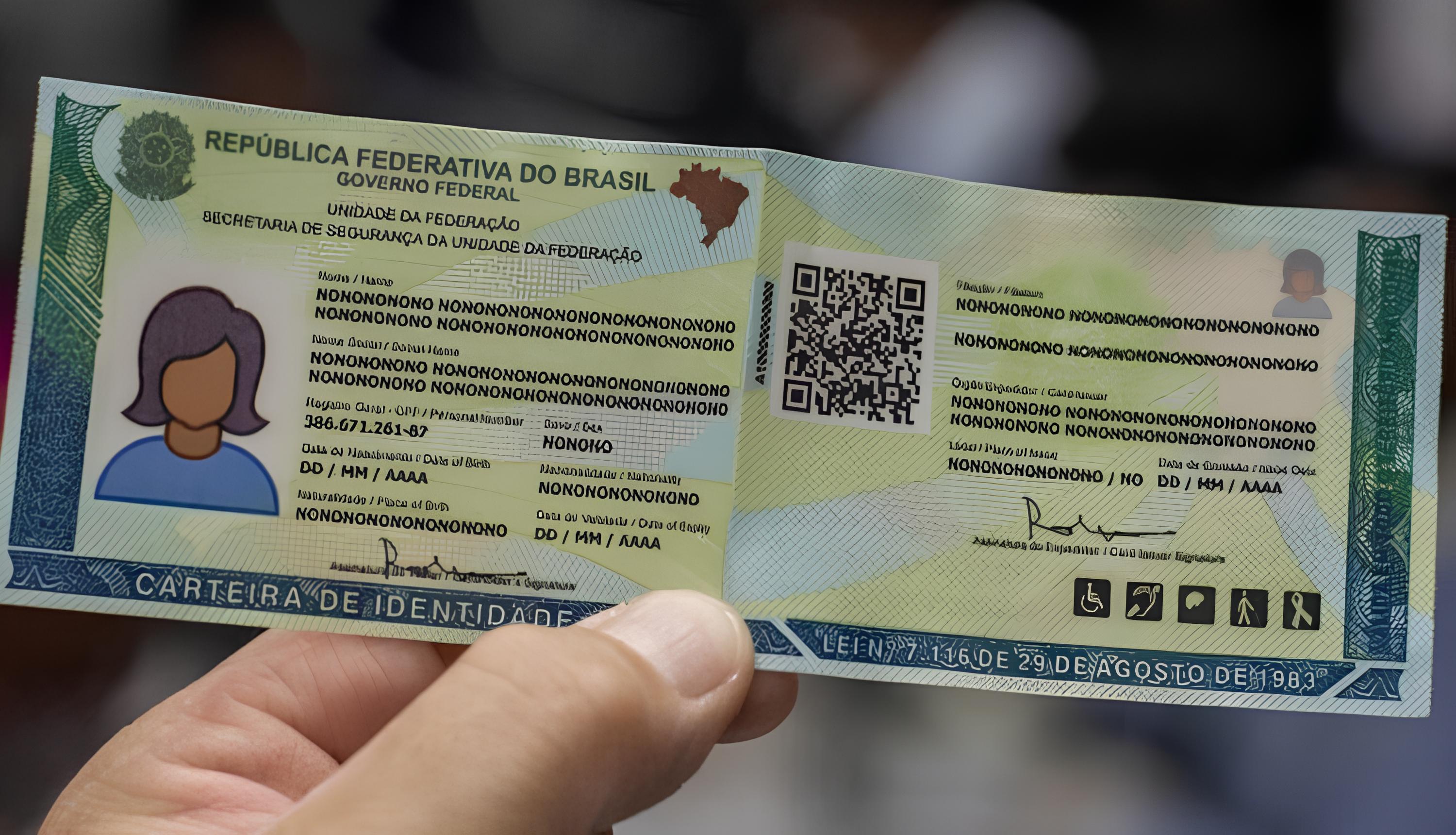 foto colorida horizontal com fundo desfocado. em primeiro plano revela parte da mão de uma pessoa branca segurando pelo dedo polegar um exemplar da nova cédula de identidade