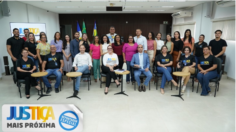 Imagem colorida que mostra pessoas em pé e sentadas com camiseta caracterizada do Justiça mais próxima e inovadora durante a visita em Taguatinga 