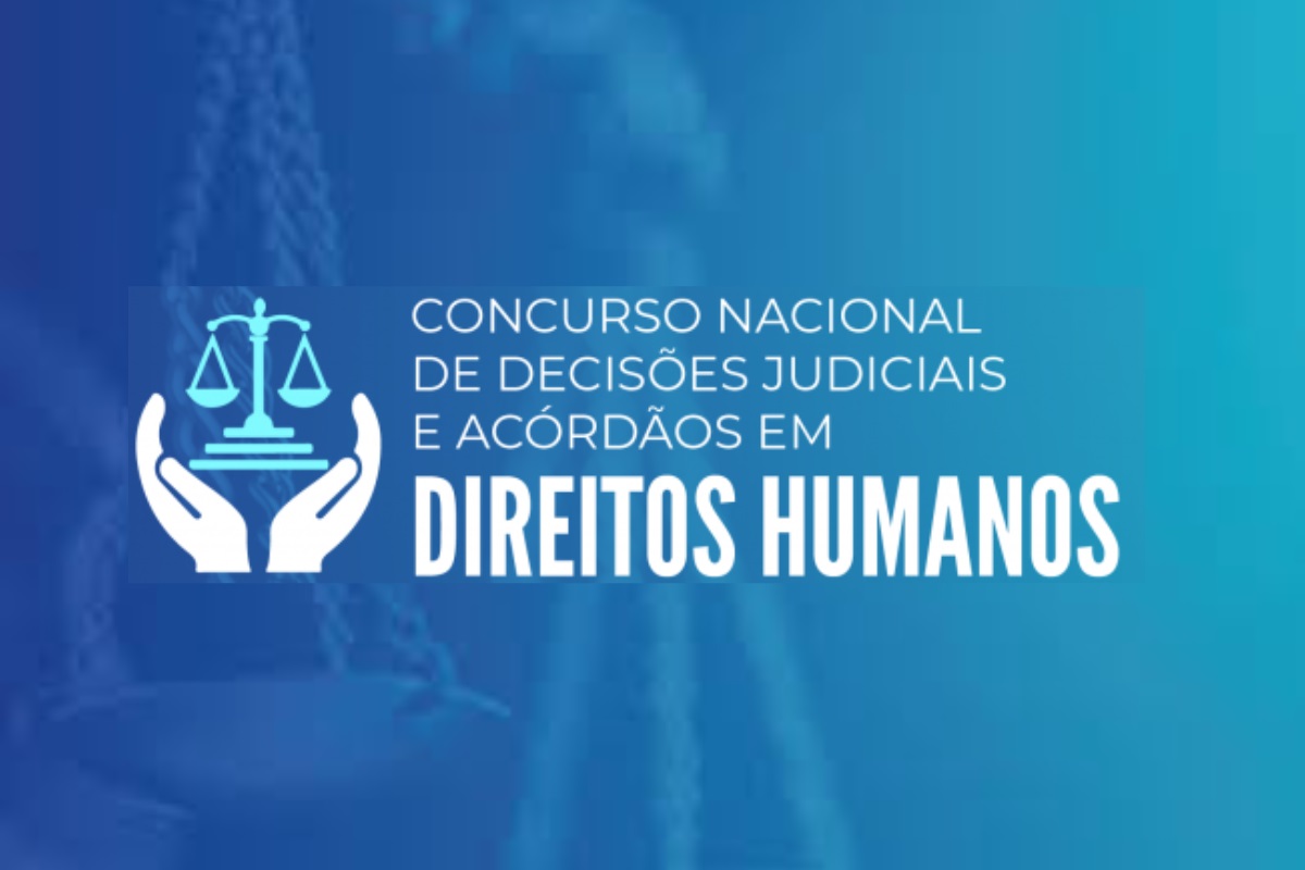 arte no formato horizontal nas cores azul escuro, azul claro e branco revela no canto esquerdo uma pequena balança entre duas maos abertas e mensagem concurso nacional de decisões judiciais e acórdãos em direitos humanos