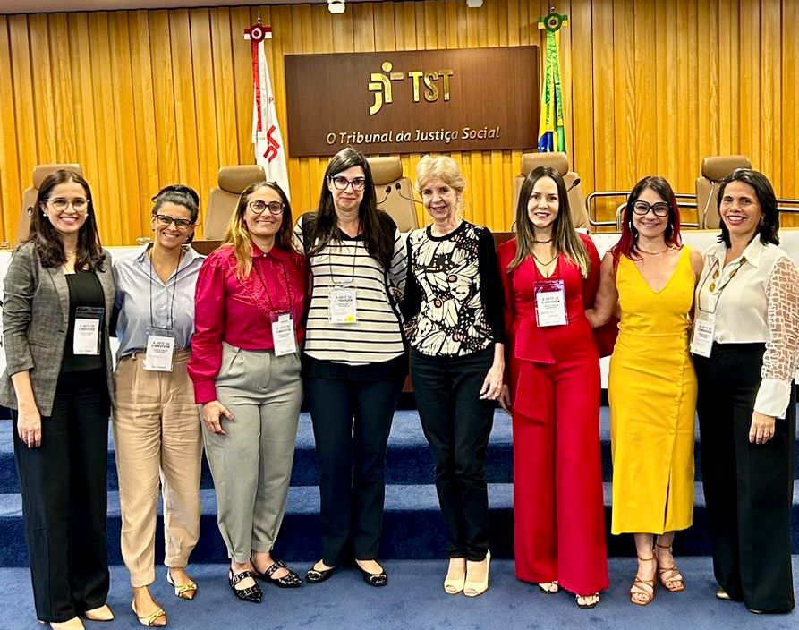 foto colorida horizontal mostra oito mulheres perfiladas entre elas magistradas e servidoras do tjto